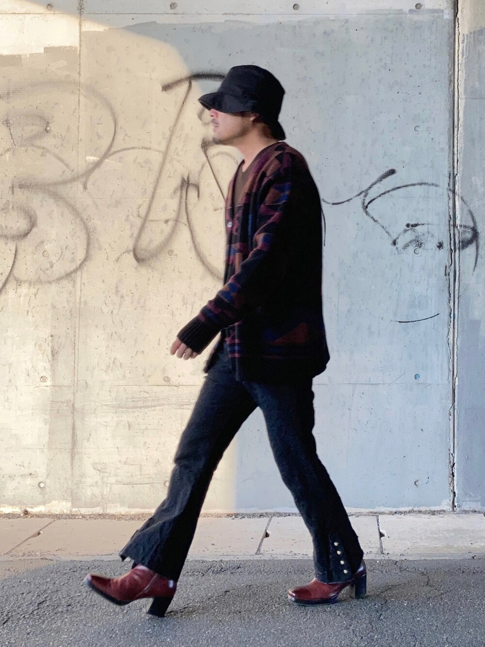 ブラック系のカーディガン/ボレロ、ブラウン系のニット/セーター、ブラック系のその他パンツを着用したメンズの秋コーディネートの4枚目の写真