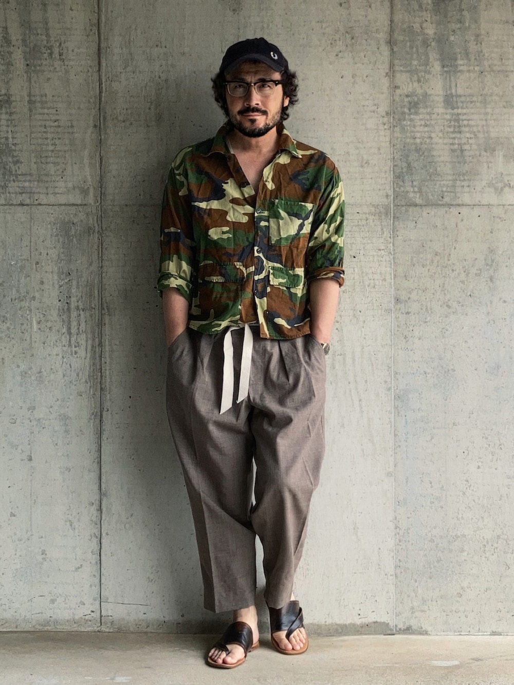 グリーン系のシャツ/ブラウス、ブラウン系のスラックス、ブラウン系のサンダルを着用したメンズの夏コーディネートの3枚目の写真