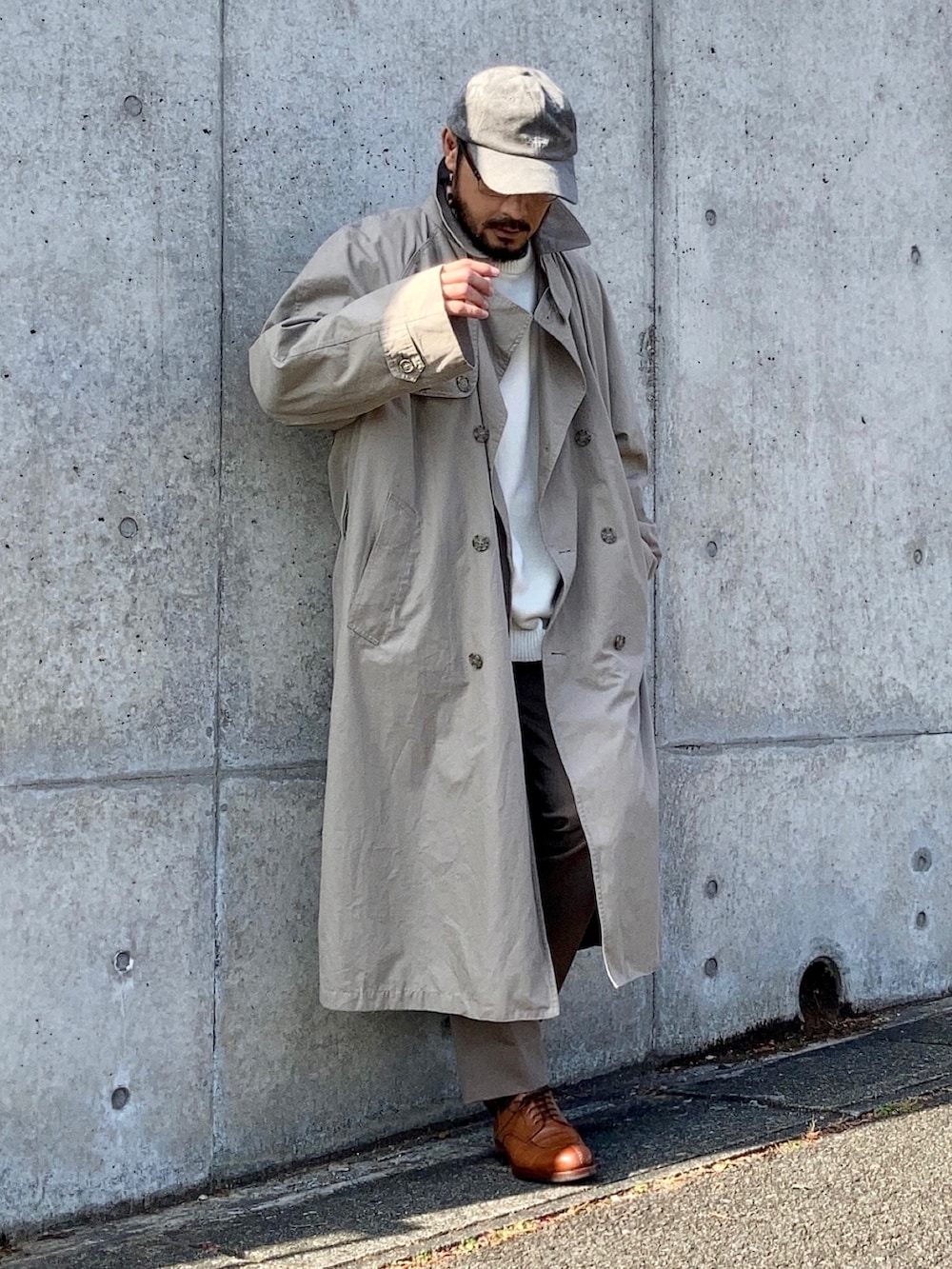 その他のニット/セーター、ベージュ系のトレンチコート、ベージュ系のスラックスを着用したメンズの秋コーディネートの3枚目の写真