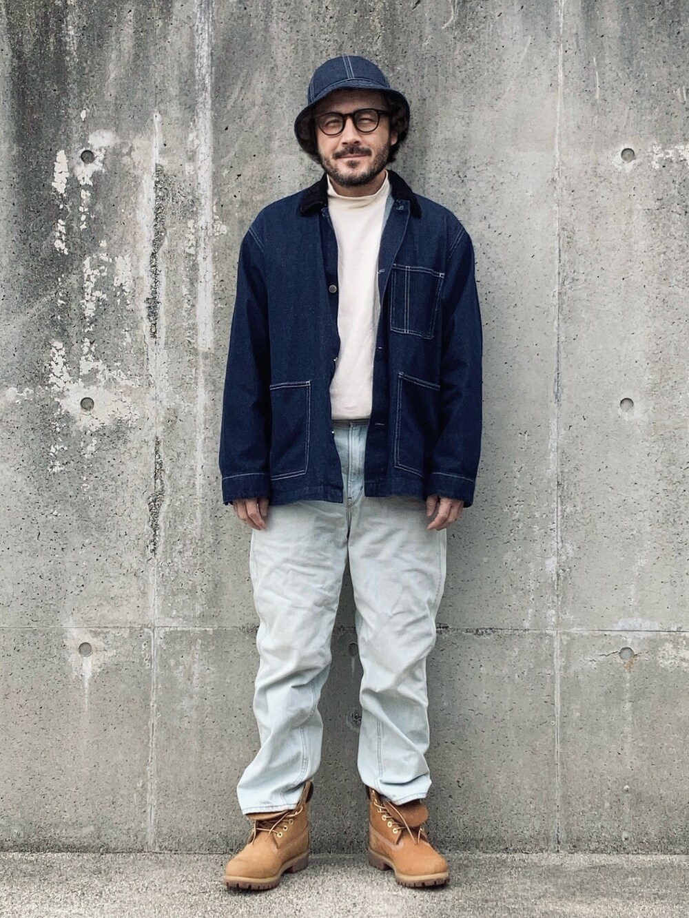 ブルー系のデニムジャケット、ホワイト系のTシャツ/カットソー、ブルー系のデニムパンツを着用したメンズの春コーディネートの2枚目の写真