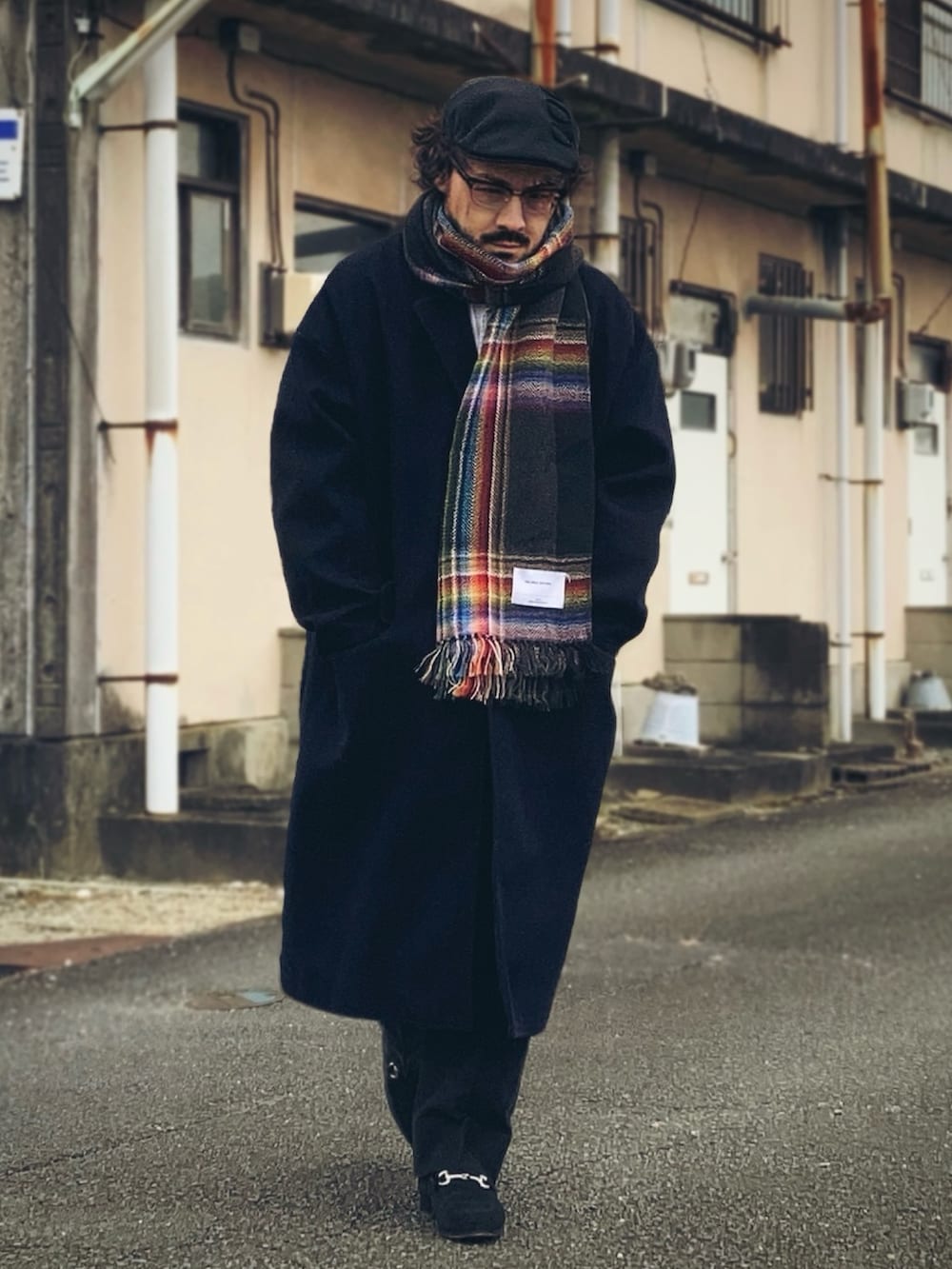 ブルー系のチェスターコート、ホワイト系のシャツ/ブラウス、ブラック系のローファーを着用したメンズの冬コーディネートの3枚目の写真