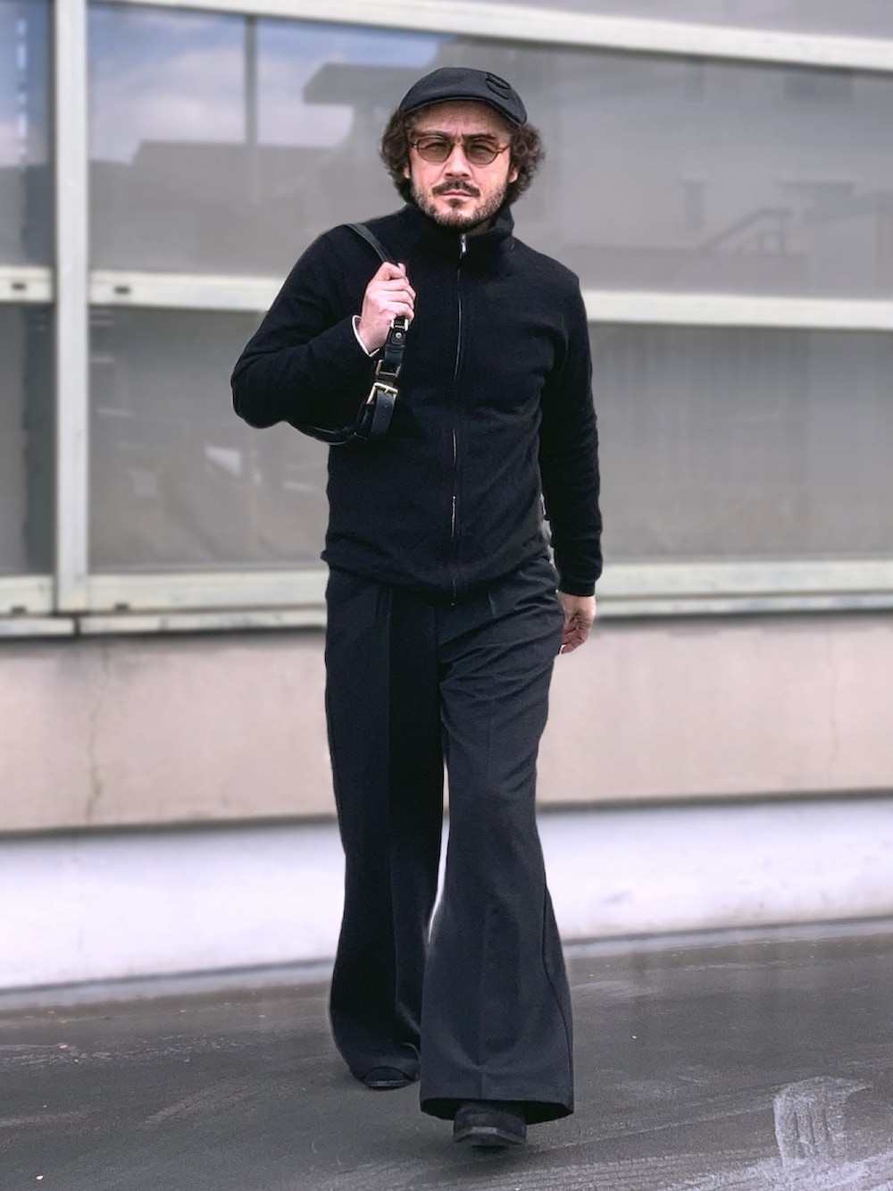 ブラック系のニット/セーター、ホワイト系のシャツ/ブラウス、ブラック系のスラックスを着用したメンズの冬コーディネートの3枚目の写真