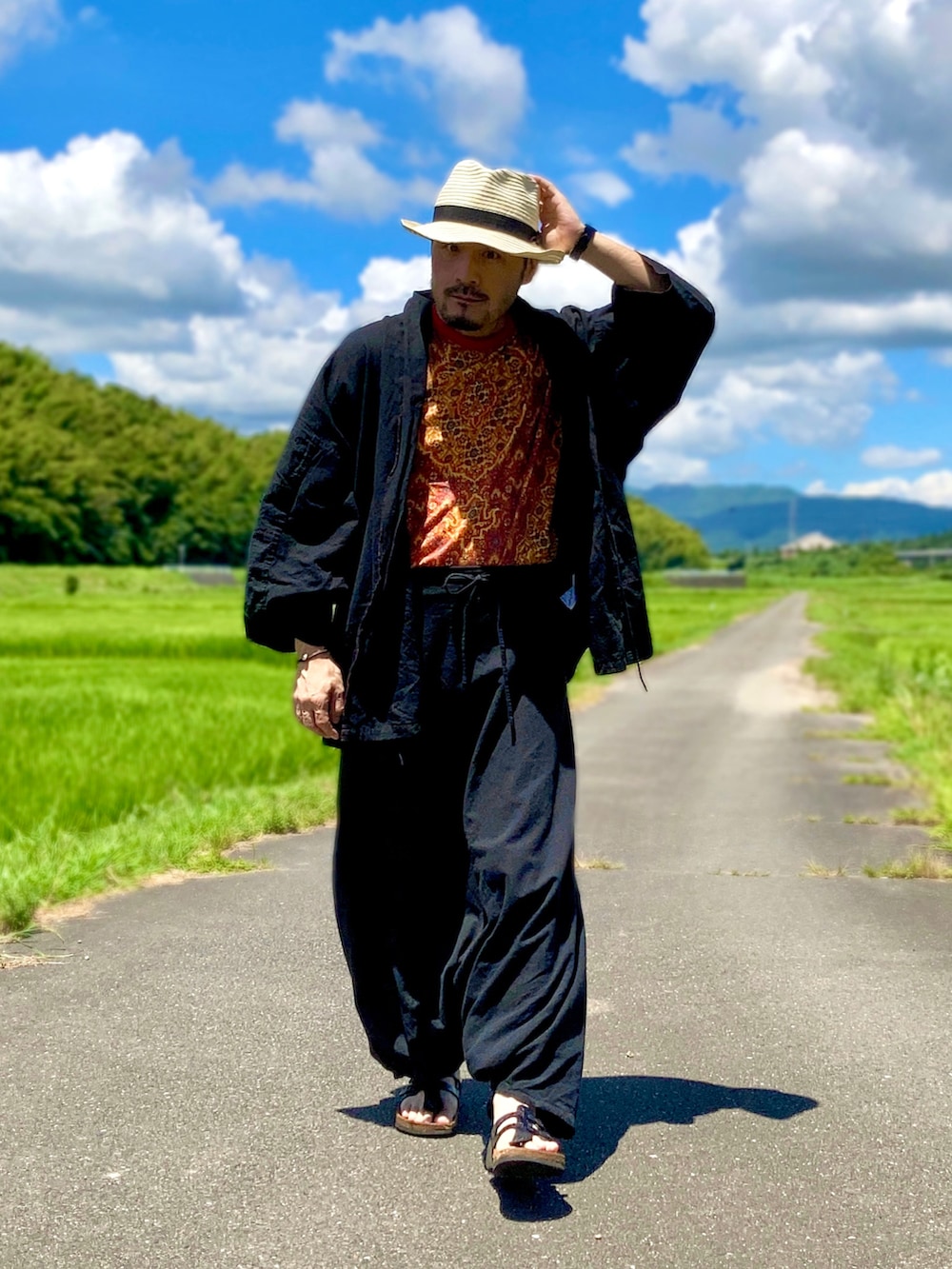 レッド系のTシャツ/カットソー、ブラック系のサンダル、ブラック系の着物を着用したメンズの夏コーディネートの2枚目の写真