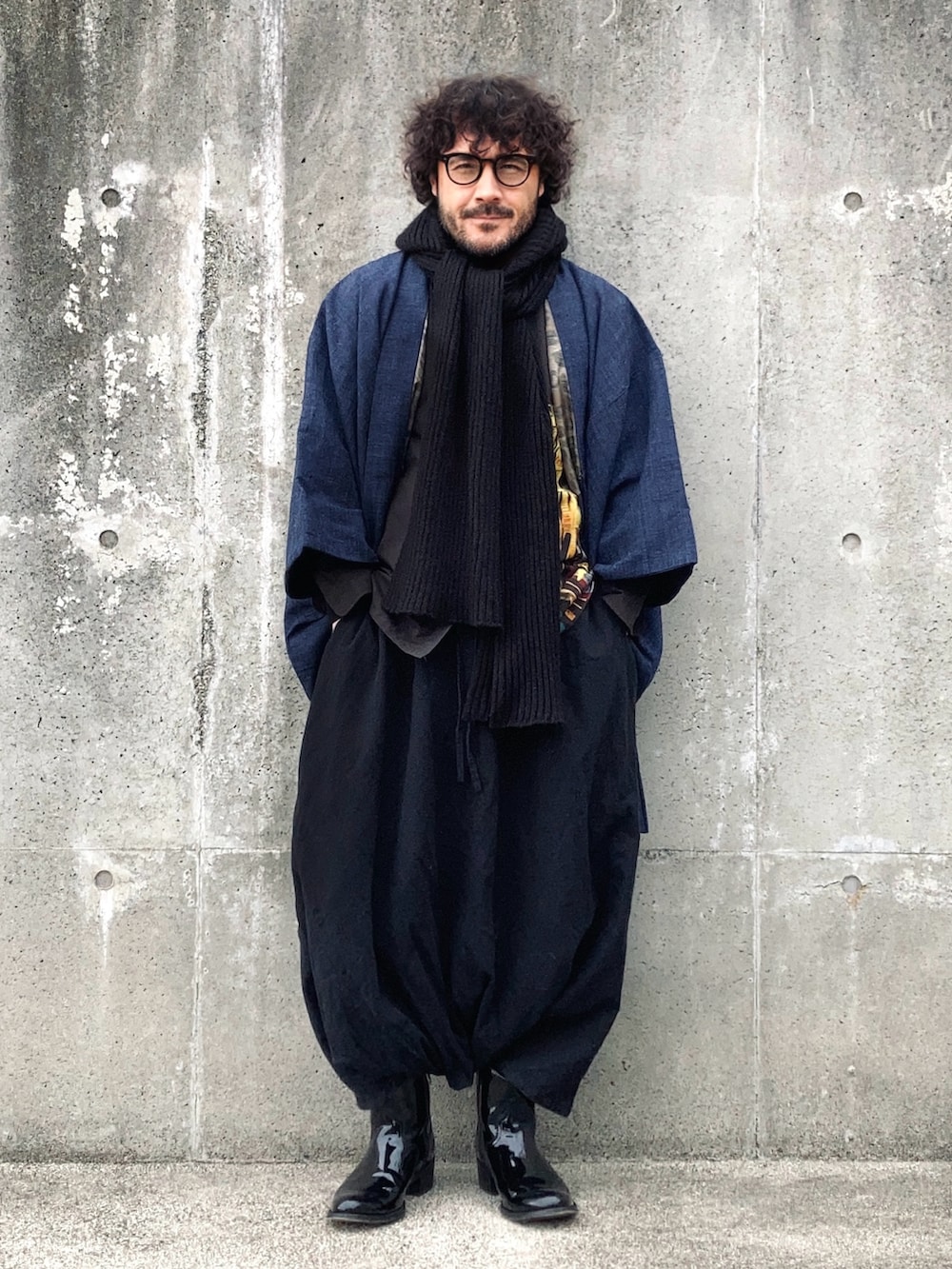 ブラック系のシャツ/ブラウス、ブラック系のブーツ、ブルー系の着物を着用したメンズの春コーディネートの2枚目の写真