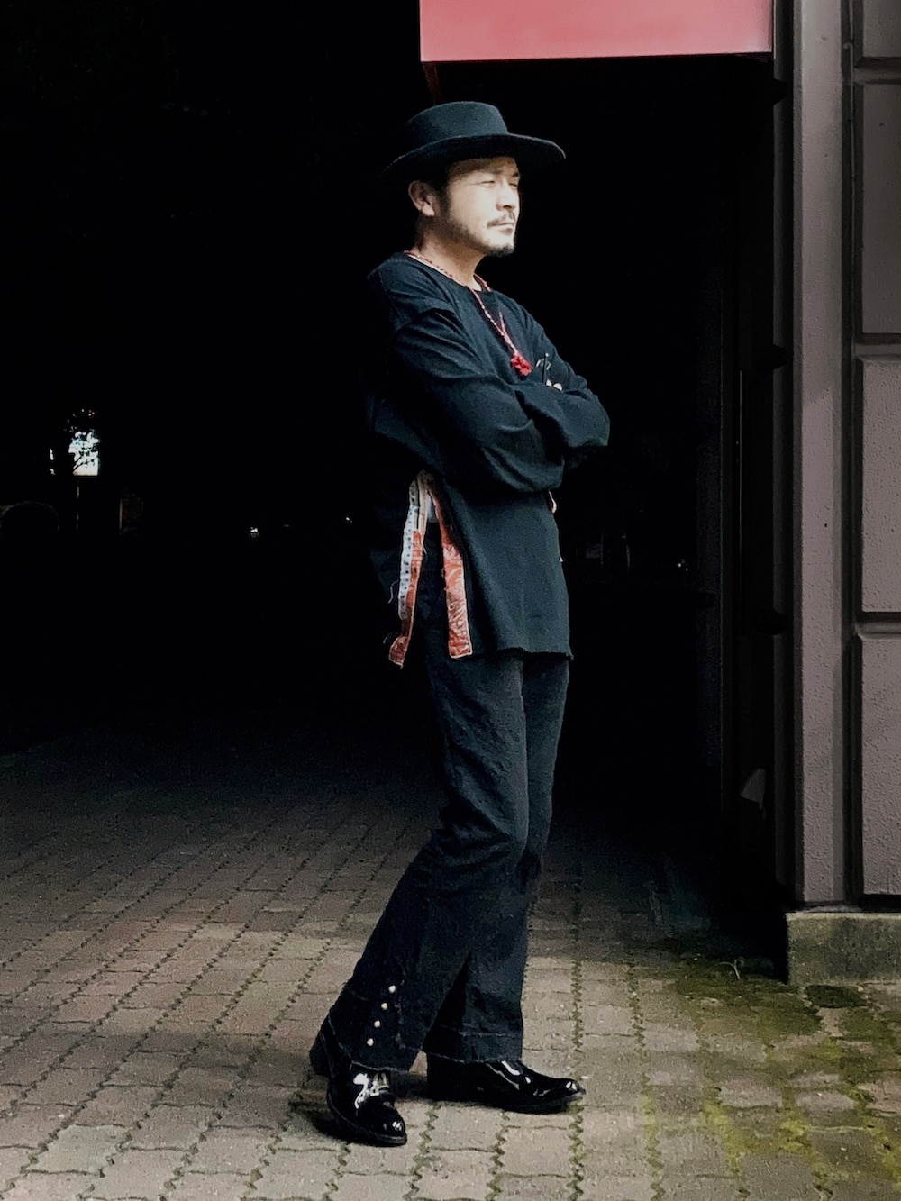 ブラック系のTシャツ/カットソー、ブラック系のその他パンツ、ブラック系のブーツを着用したメンズの秋コーディネートの4枚目の写真