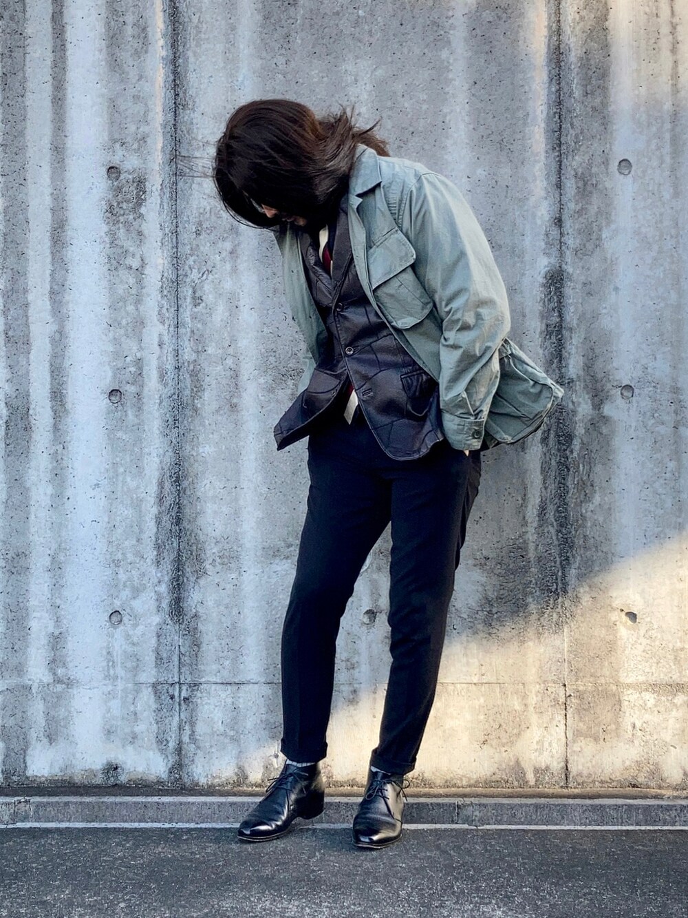 ブラック系のシャツ/ブラウス、ブラウン系のテーラードジャケット、グリーン系のミリタリージャケットを着用したメンズの秋コーディネートの2枚目の写真