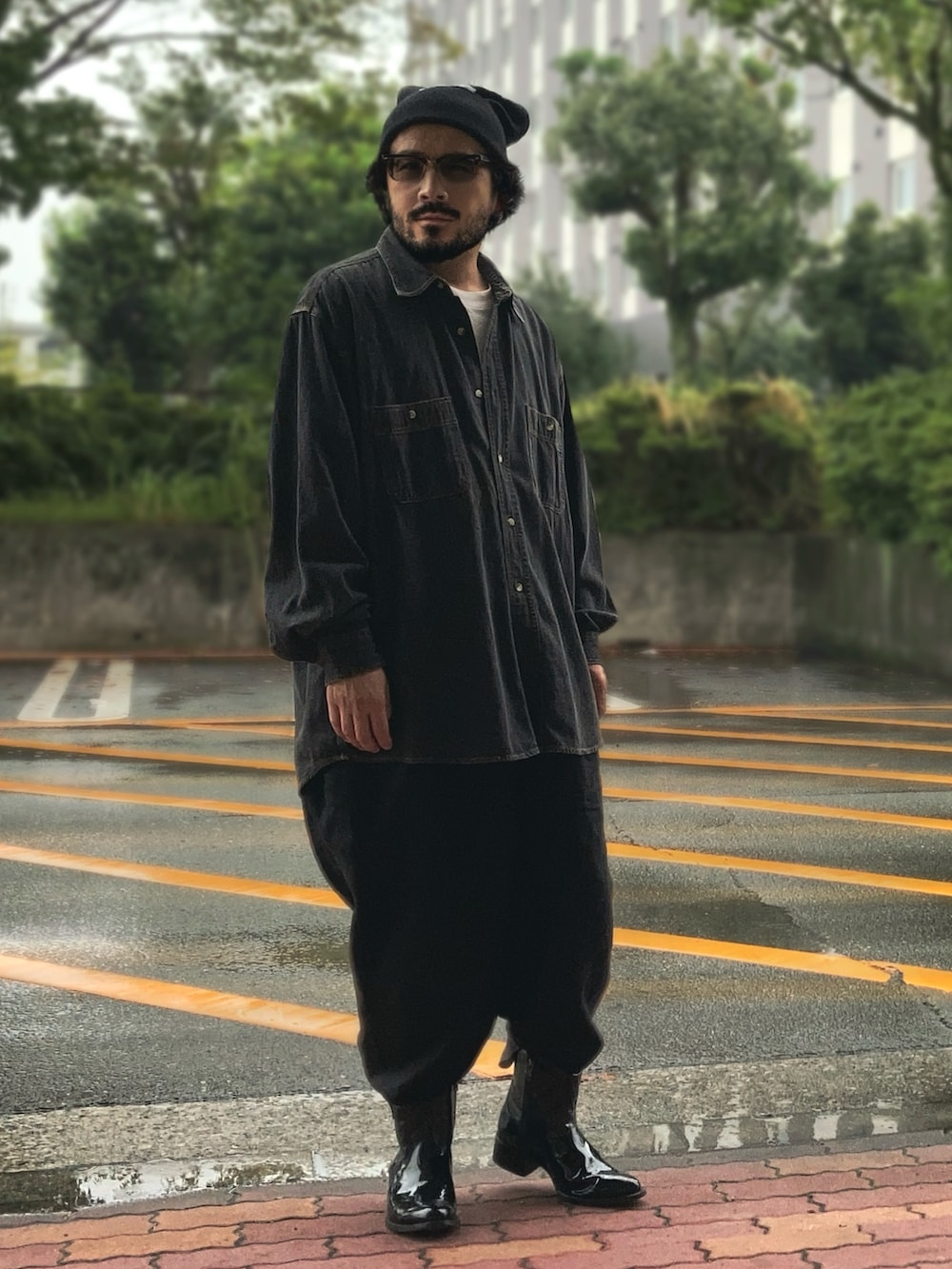 ホワイト系のTシャツ/カットソー、ブラック系のシャツ/ブラウス、ブラック系のその他パンツを着用したメンズの秋コーディネートの2枚目の写真