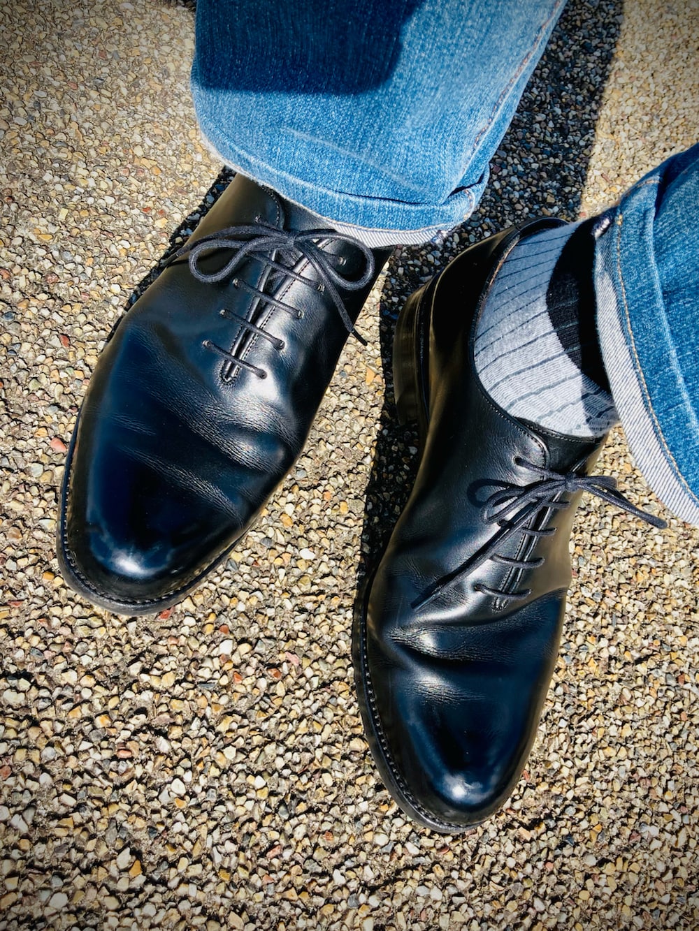 ブラウン系のニット/セーター、ブルー系のその他アウター、グリーン系のその他アウターを着用したメンズの冬コーディネートの4枚目の写真