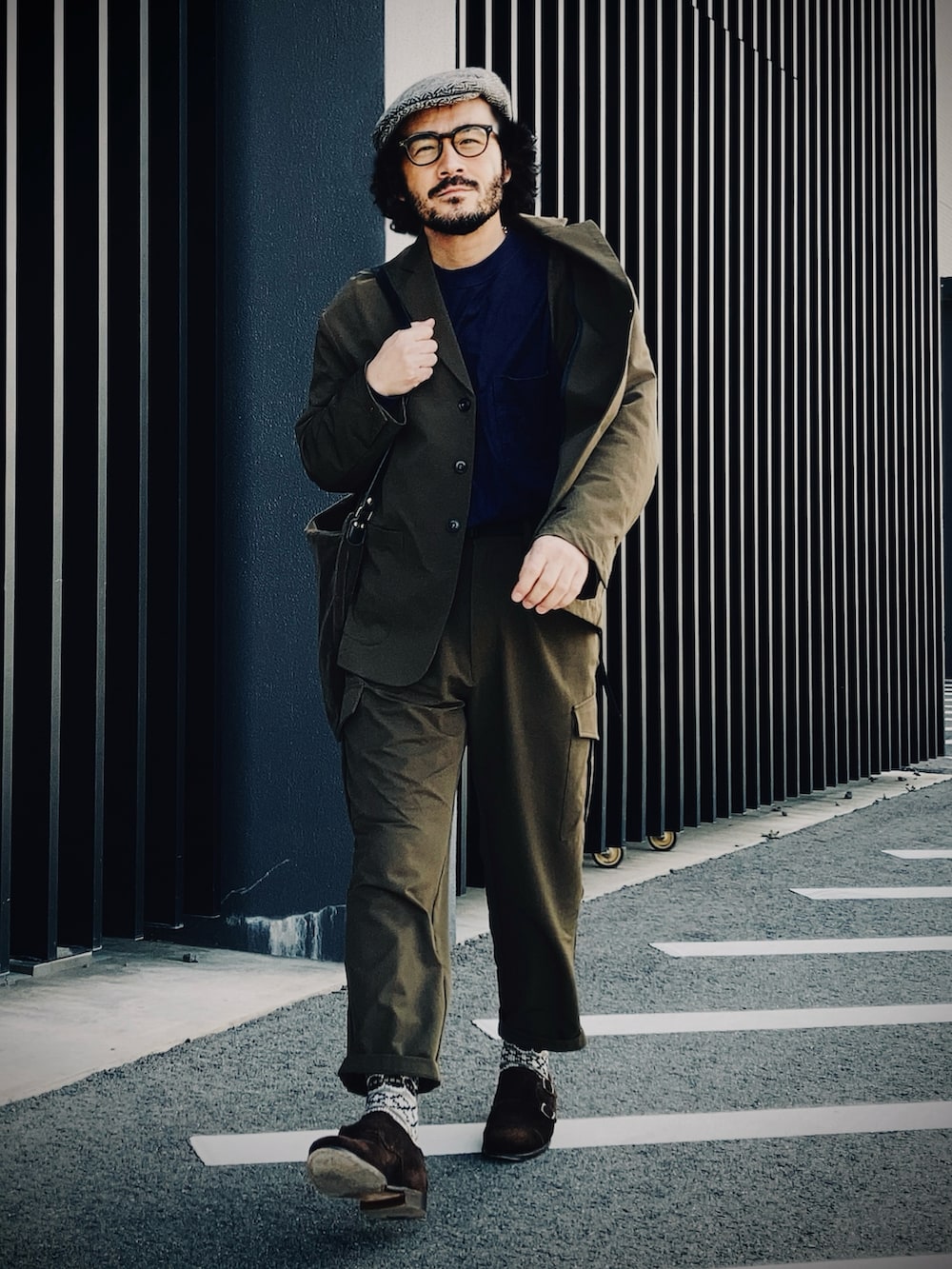 ブラウン系のテーラードジャケット、ブラウン系のカーゴパンツ、ブラウン系のドレスシューズを着用したメンズの春コーディネートの2枚目の写真