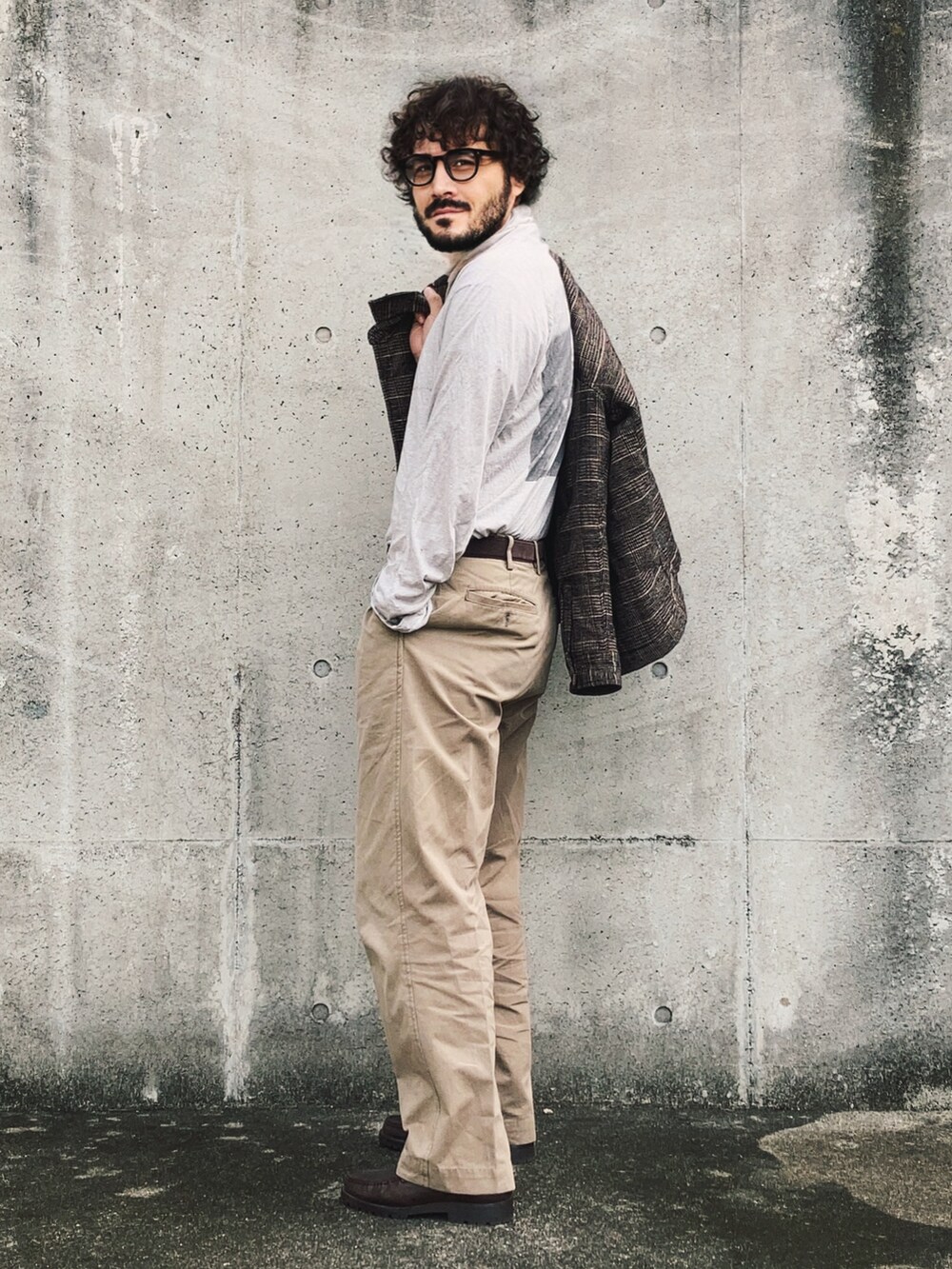 グレー系のTシャツ/カットソー、ブラウン系のブルゾン、ベージュ系のチノパンツを着用したメンズの秋コーディネートの2枚目の写真