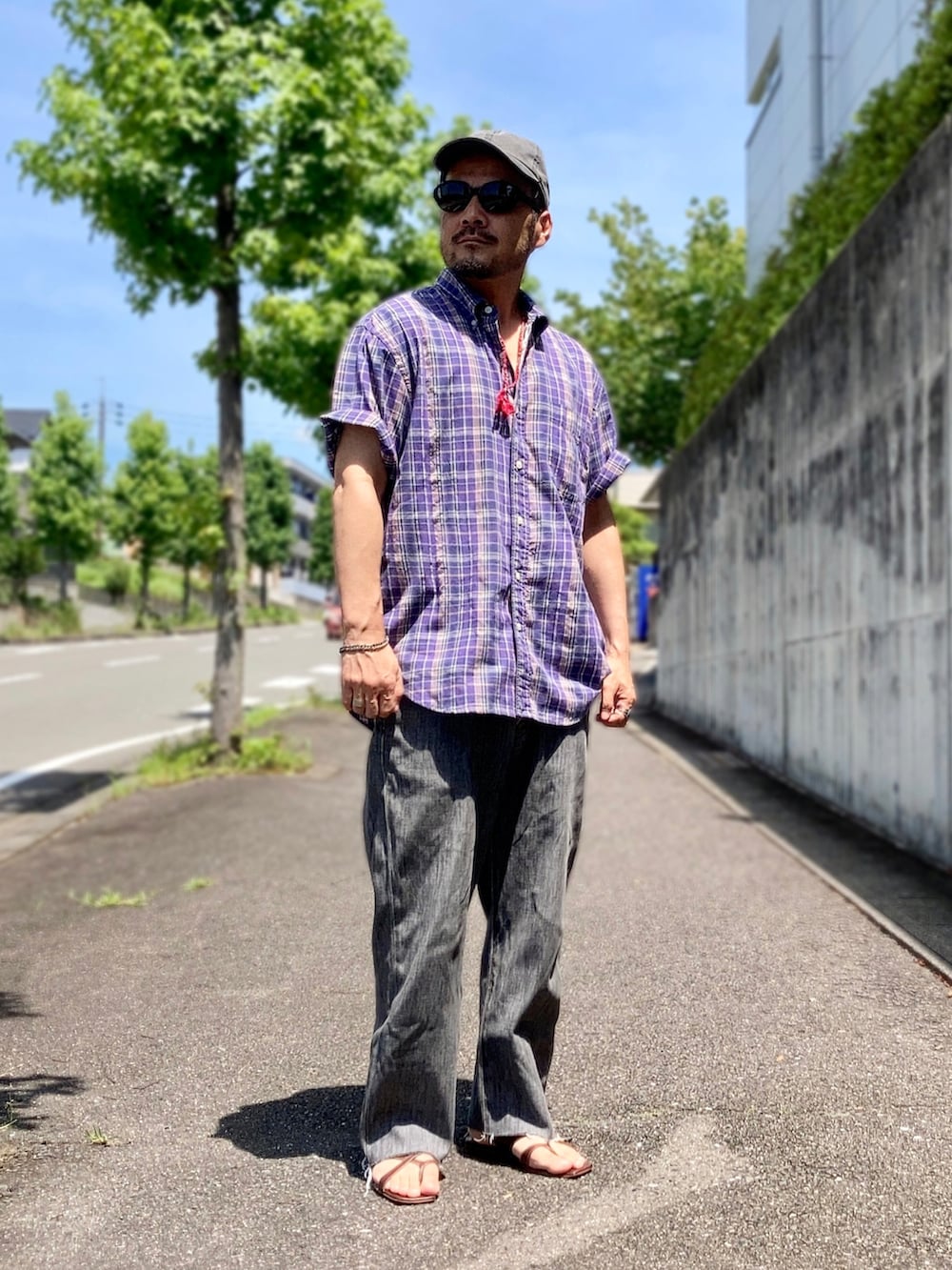 パープル系のシャツ/ブラウス、グレー系のデニムパンツ、ブラウン系のサンダルを着用したメンズの夏コーディネートの3枚目の写真