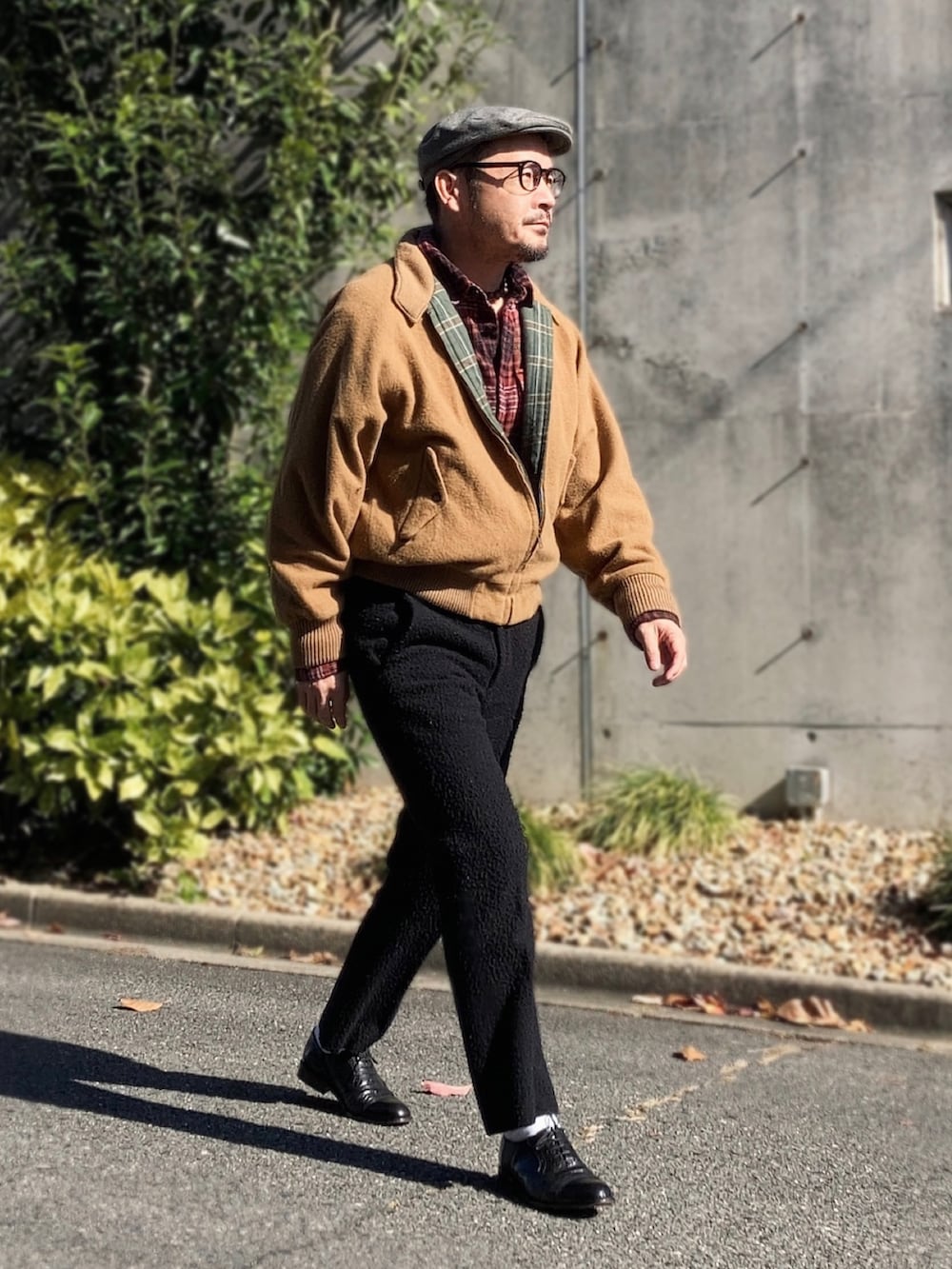 その他のシャツ/ブラウス、ブラウン系のブルゾン、ブラック系のスラックスを着用したメンズの秋コーディネートの2枚目の写真