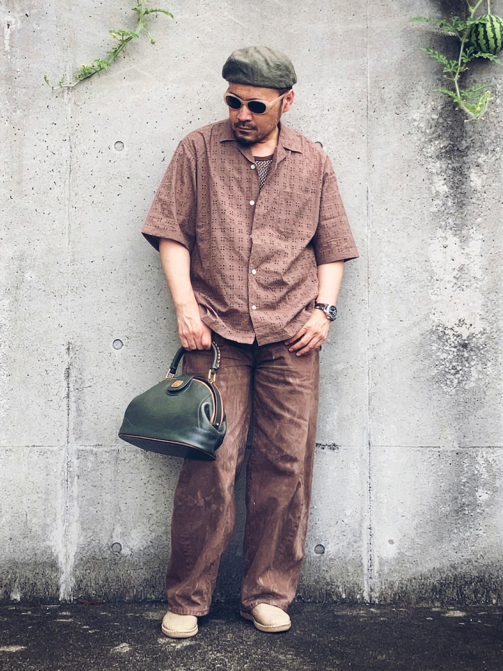 ブラウン系のデニムパンツ、ブラウン系のシャツ/ブラウス、グレー系のタンクトップを着用したメンズの夏コーディネートの3枚目の写真