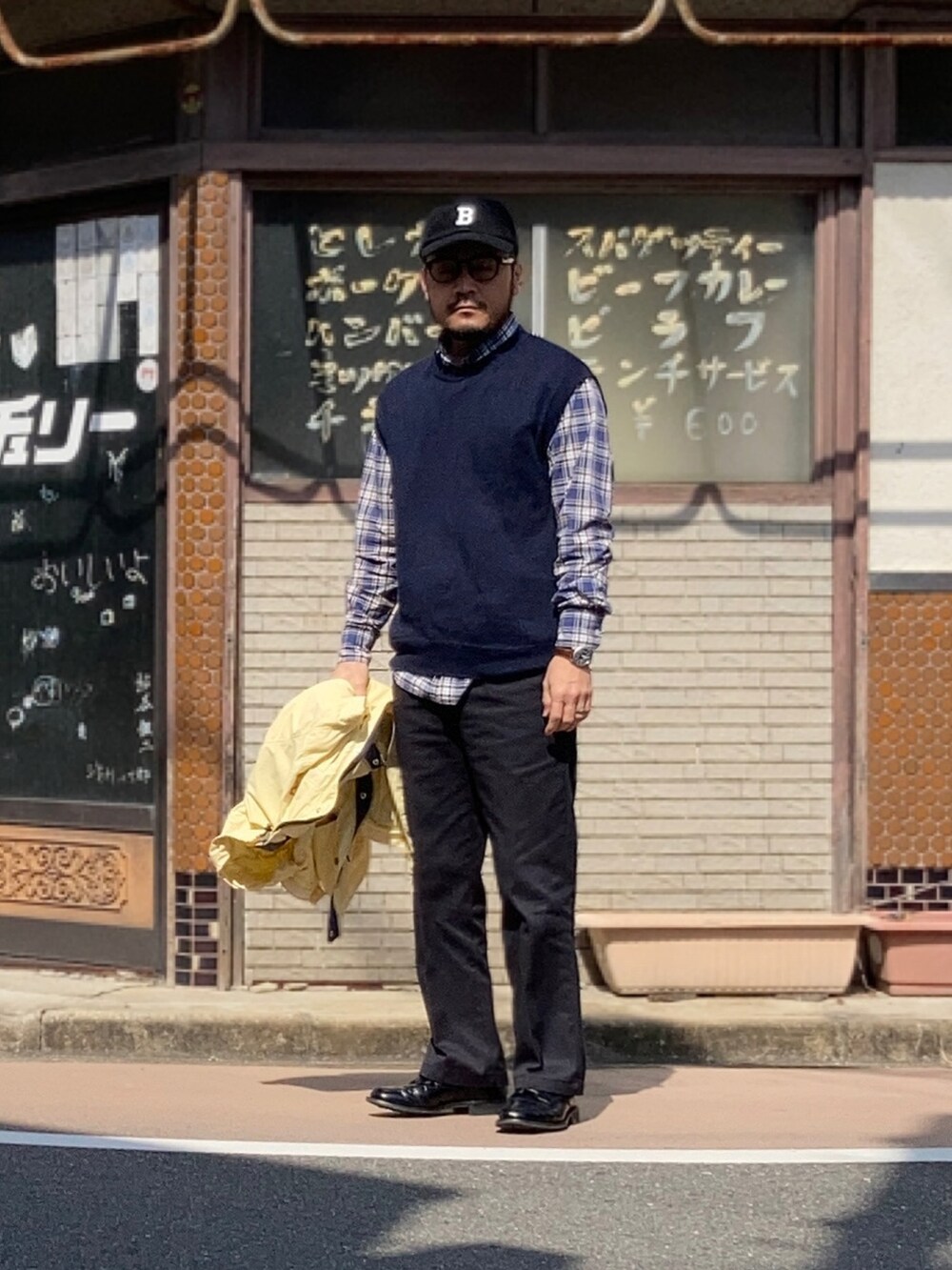 「パステル映える春、古着MIX、レースアップシューズ、ニットベスト、シンプルコーデ、キャップ、シャツスタイル、春アウター、チノパン、春コーデ、レイヤードスタイル、プチプラ、マウンテンパーカー、ブラック、ベスト×シャツ」|「DickiesのDickies◆874ワークパンツ/チノパンツ/カラーパンツ(チノパンツ、ブルー系)」を使った、koppaさん(メンズ・169cm)の春コーディネートの2枚目の写真