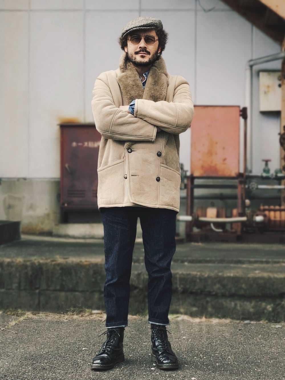 ベージュ系のムートンコート、ブルー系のシャツ/ブラウス、ブルー系のデニムパンツを着用したメンズの冬コーディネートの3枚目の写真