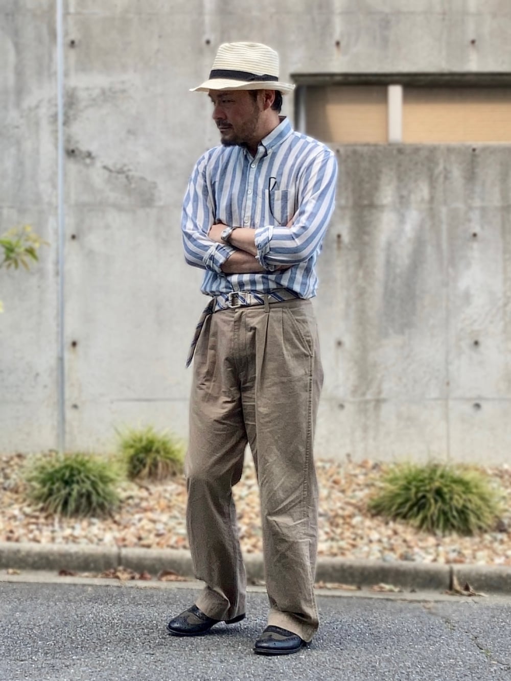 ブルー系のシャツ/ブラウス、ベージュ系のチノパンツ、その他のドレスシューズを着用したメンズの夏コーディネートの3枚目の写真