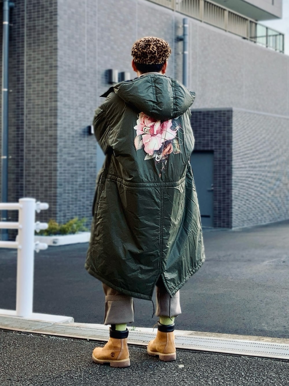 ベージュ系のシャツ/ブラウス、ベージュ系のスウェットパンツ、グリーン系のミリタリージャケットを着用したメンズの冬コーディネートの3枚目の写真