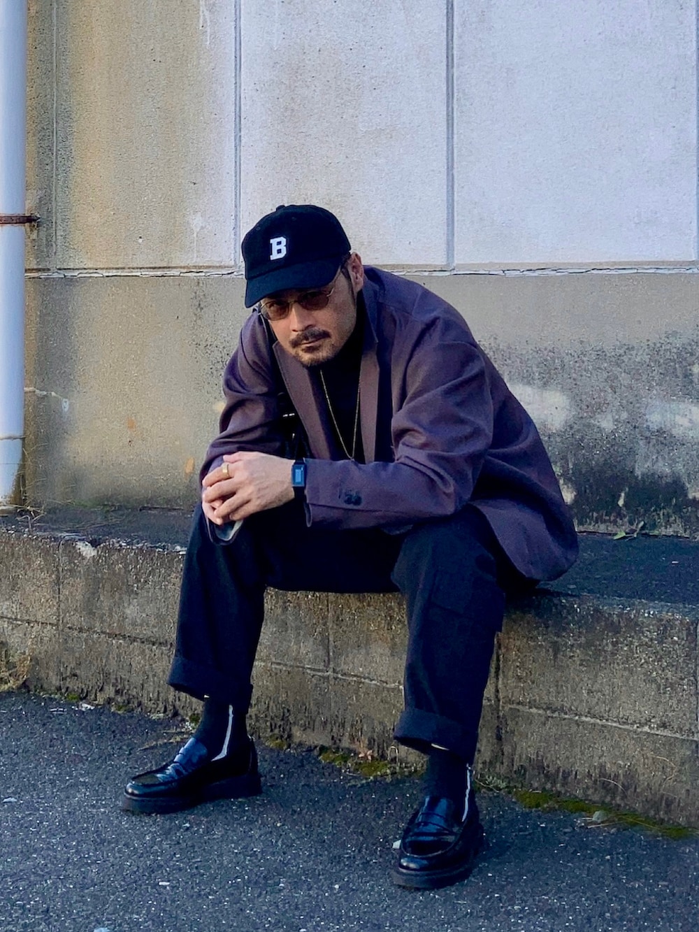 ブラック系のニット/セーター、グレー系のセットアップ、ブラック系のカーゴパンツを着用したメンズの秋コーディネートの4枚目の写真