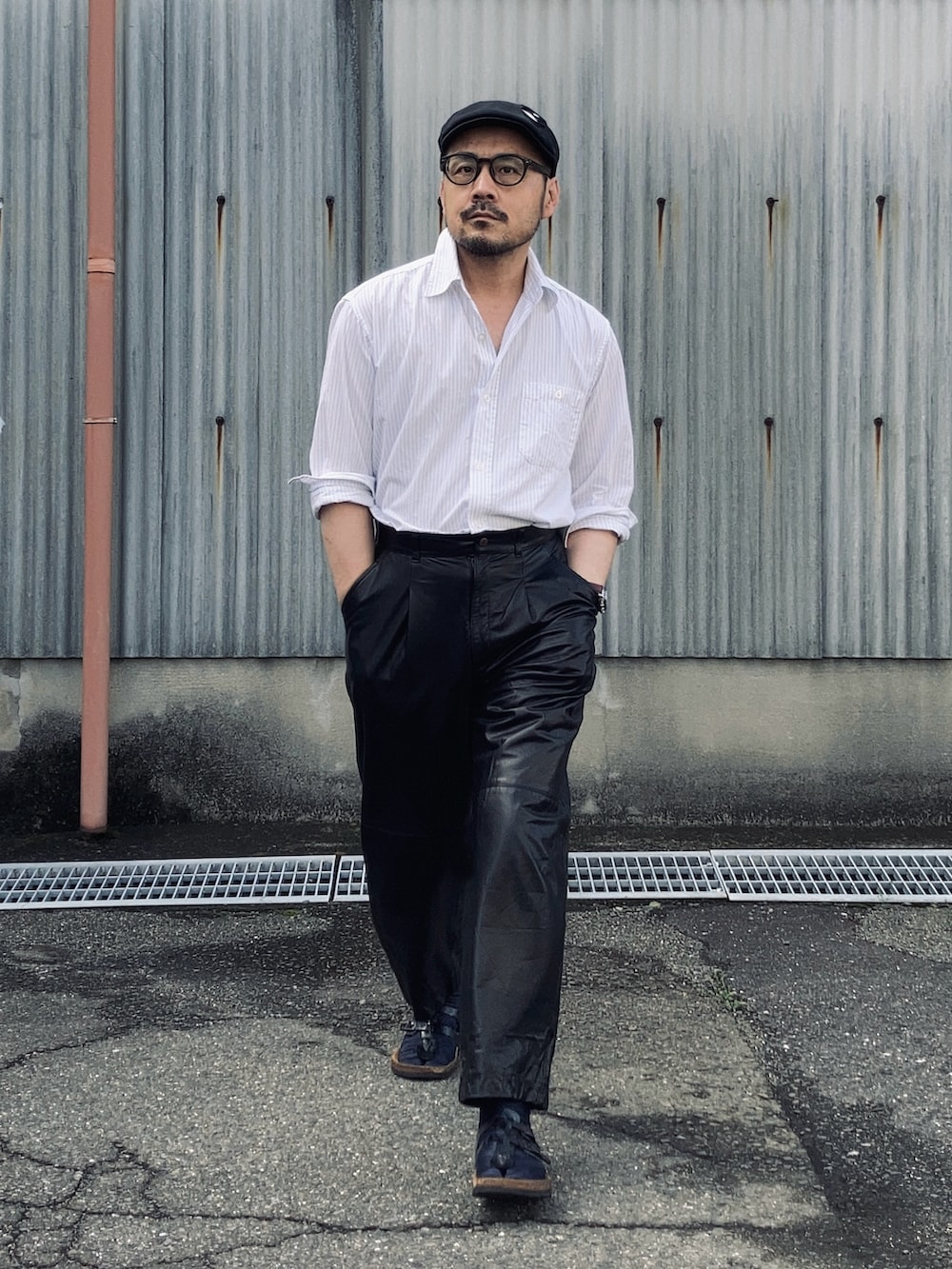 「レザーパンツ、サンダル×靴下、足袋、ストライプシャツ、ハンチング帽、モノトーン、腕時計」｜「AIRWALKのアイテム（シャツ/ブラウス、ホワイト系）」を使った、koppaさん（メンズ・169cm）の春コーディネートの3枚目の写真