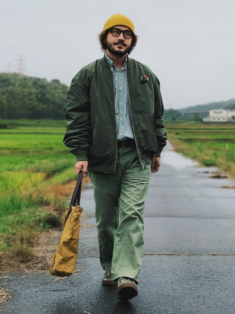 ブルー系のシャツ/ブラウス、グリーン系のMA-1、グリーン系のパンツを着用したメンズの秋コーディネートの3枚目の写真