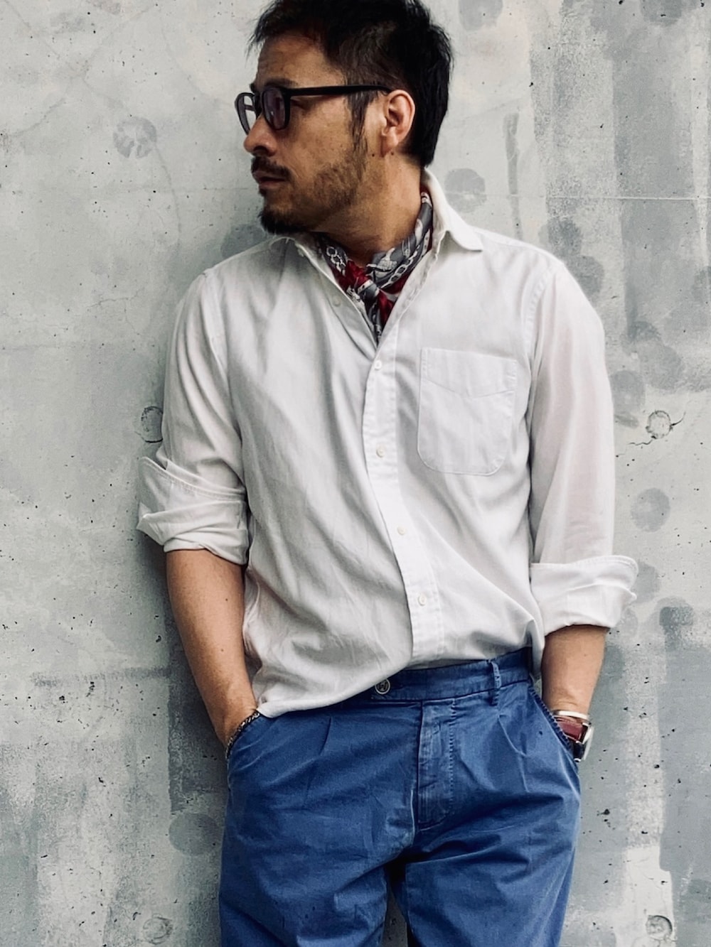 ホワイト系のシャツ/ブラウス、ブルー系のスラックス、ブラック系のローファーを着用したメンズの夏コーディネートの3枚目の写真