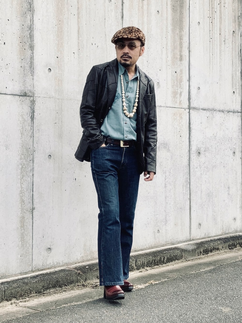 その他のシャツ/ブラウス、ブラウン系のテーラードジャケット、ブルー系のデニムパンツを着用したメンズの秋コーディネートの2枚目の写真