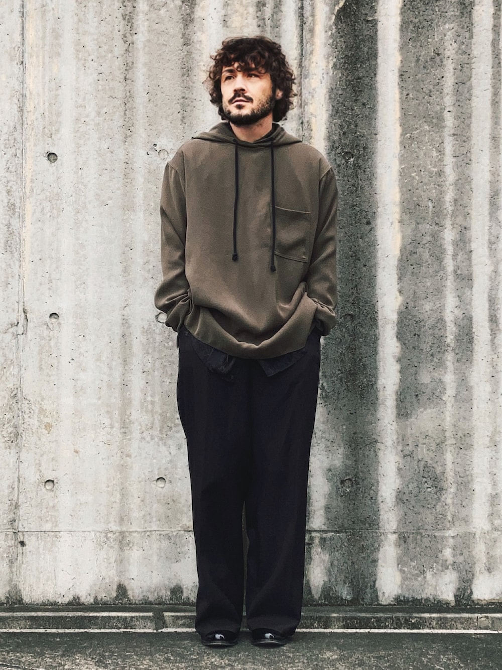 「春コーデ、ロンT、初春コーデ、春服コーデ、ファッションを楽しもう、オリーブ、フーディー、ワイドスラックス、落ち感、素材感◎、シンプル、モードストリート、春めき満開コーデ」｜「Song for the Muteのmade in Australia size48 着丈78 身幅60 肩幅52.5 袖丈60.5（パーカー、グレー系）」を使った、koppaさん（メンズ・169cm）の春コーディネートの2枚目の写真