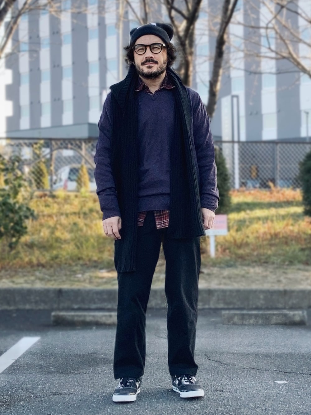 パープル系のニット/セーター、その他のシャツ/ブラウス、ブラック系のパンツを着用したメンズの冬コーディネートの2枚目の写真