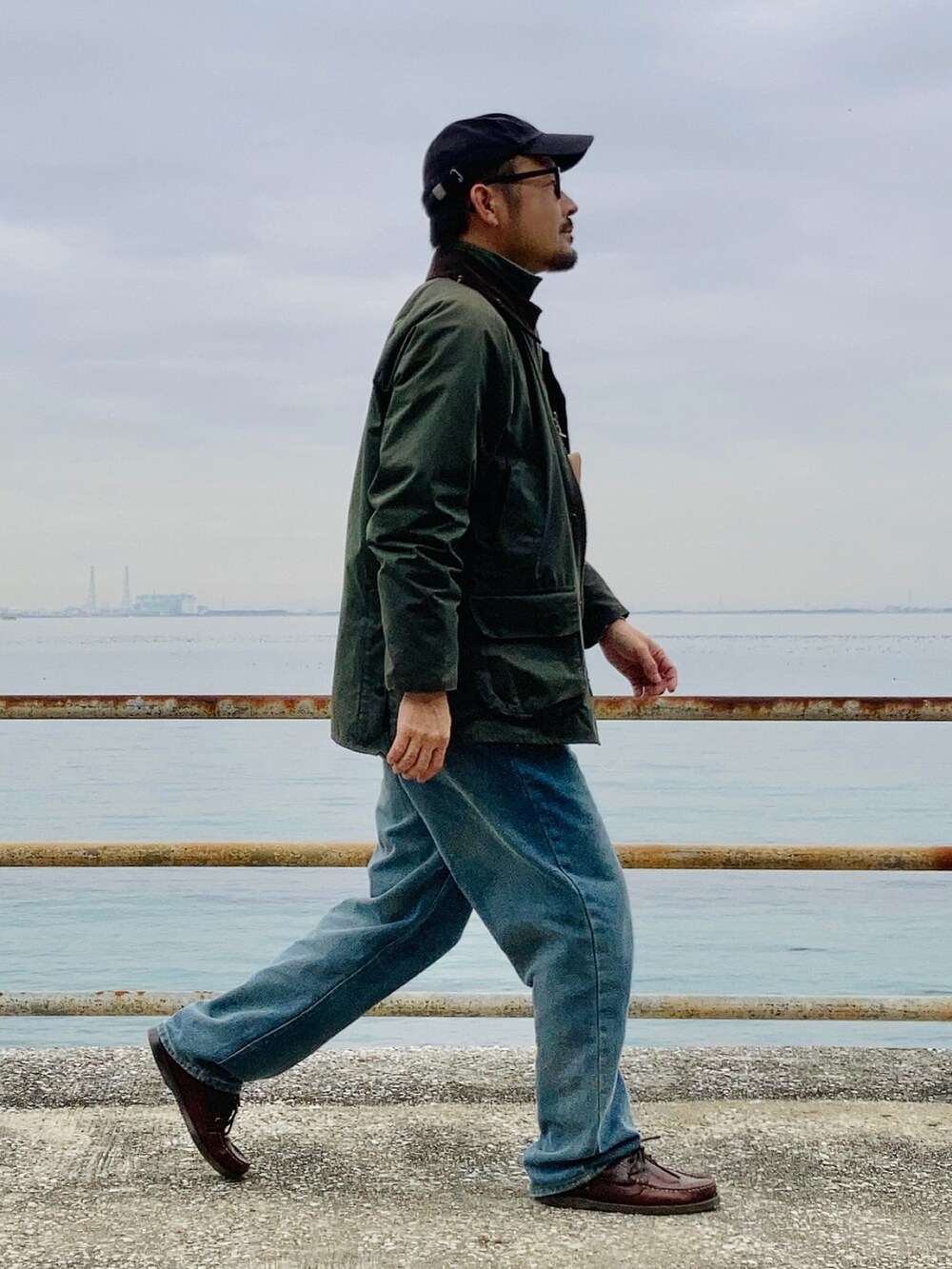 グリーン系のその他アウター、グリーン系のシャツ/ブラウス、ブルー系のデニムパンツを着用したメンズの冬コーディネートの3枚目の写真