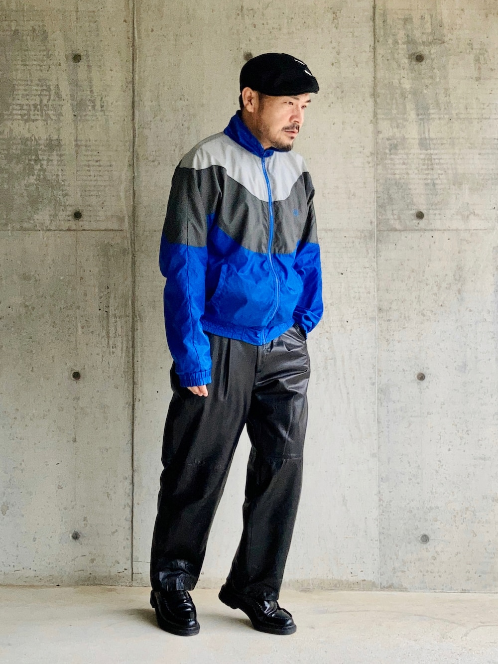 ブルー系のナイロンジャケット、ブラック系のその他パンツ、ブラック系のローファーを着用したメンズの秋コーディネートの2枚目の写真