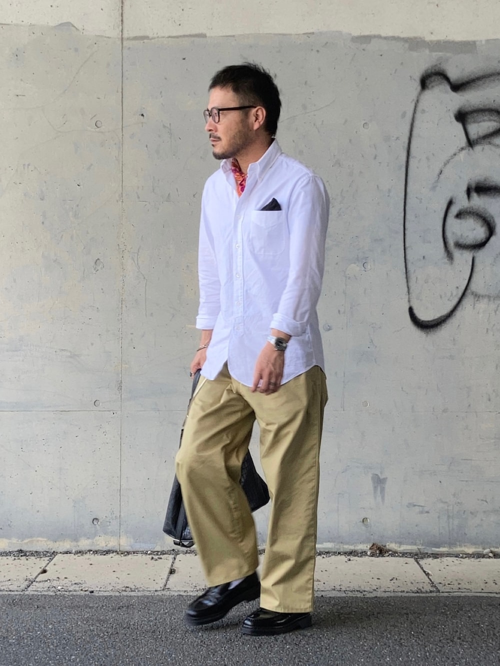 ホワイト系のシャツ/ブラウス、ベージュ系のチノパンツ、ブラック系のローファーを着用したメンズの夏コーディネートの4枚目の写真