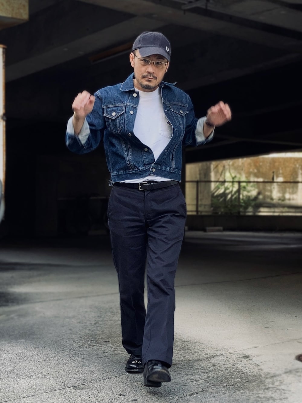 ホワイト系のTシャツ/カットソー、ブルー系のデニムジャケット、ブルー系のチノパンツを着用したメンズの秋コーディネートの2枚目の写真