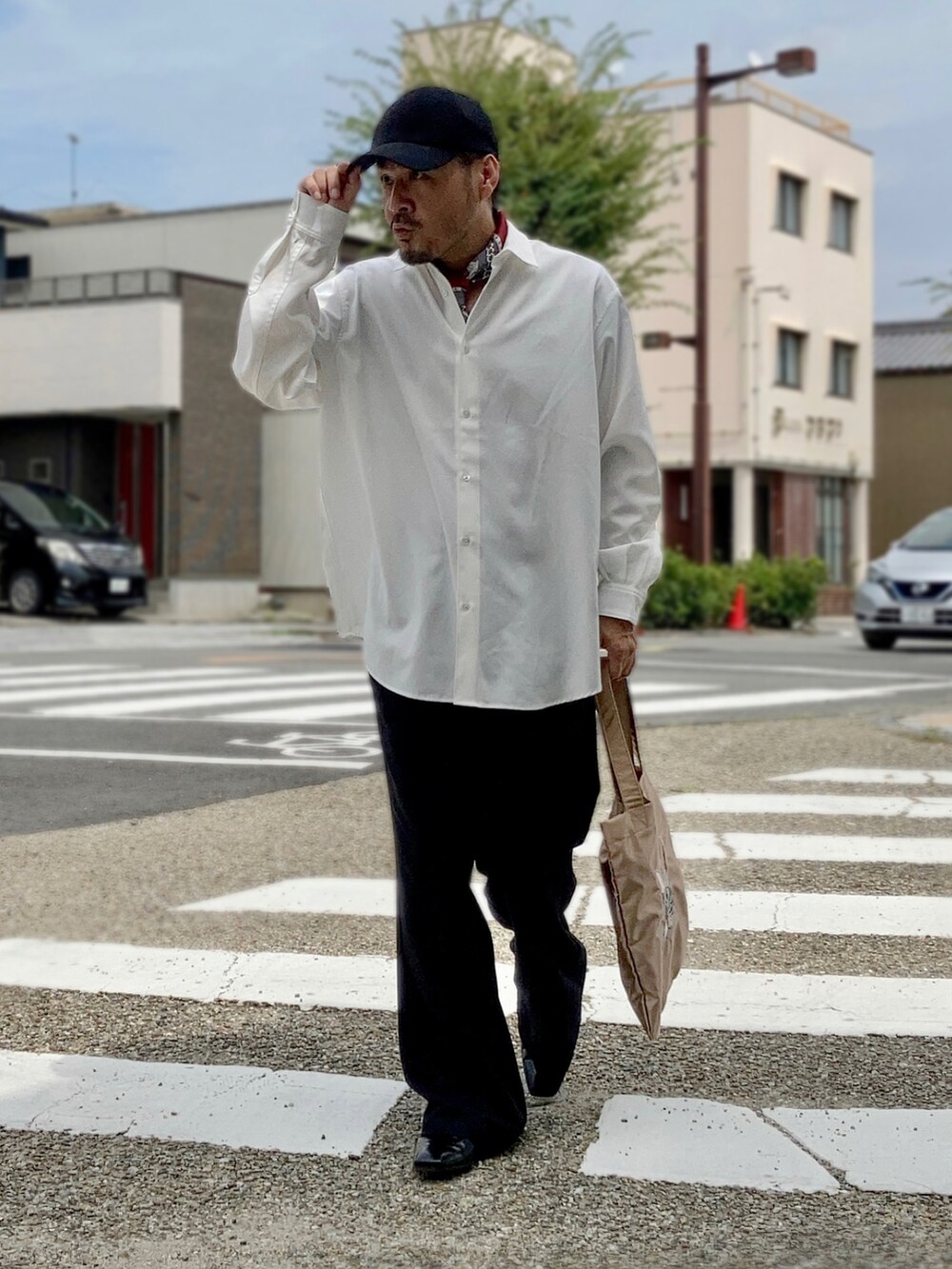 ホワイト系のシャツ/ブラウス、ブラック系のスラックス、ブラック系のドレスシューズを着用したメンズの夏コーディネートの4枚目の写真