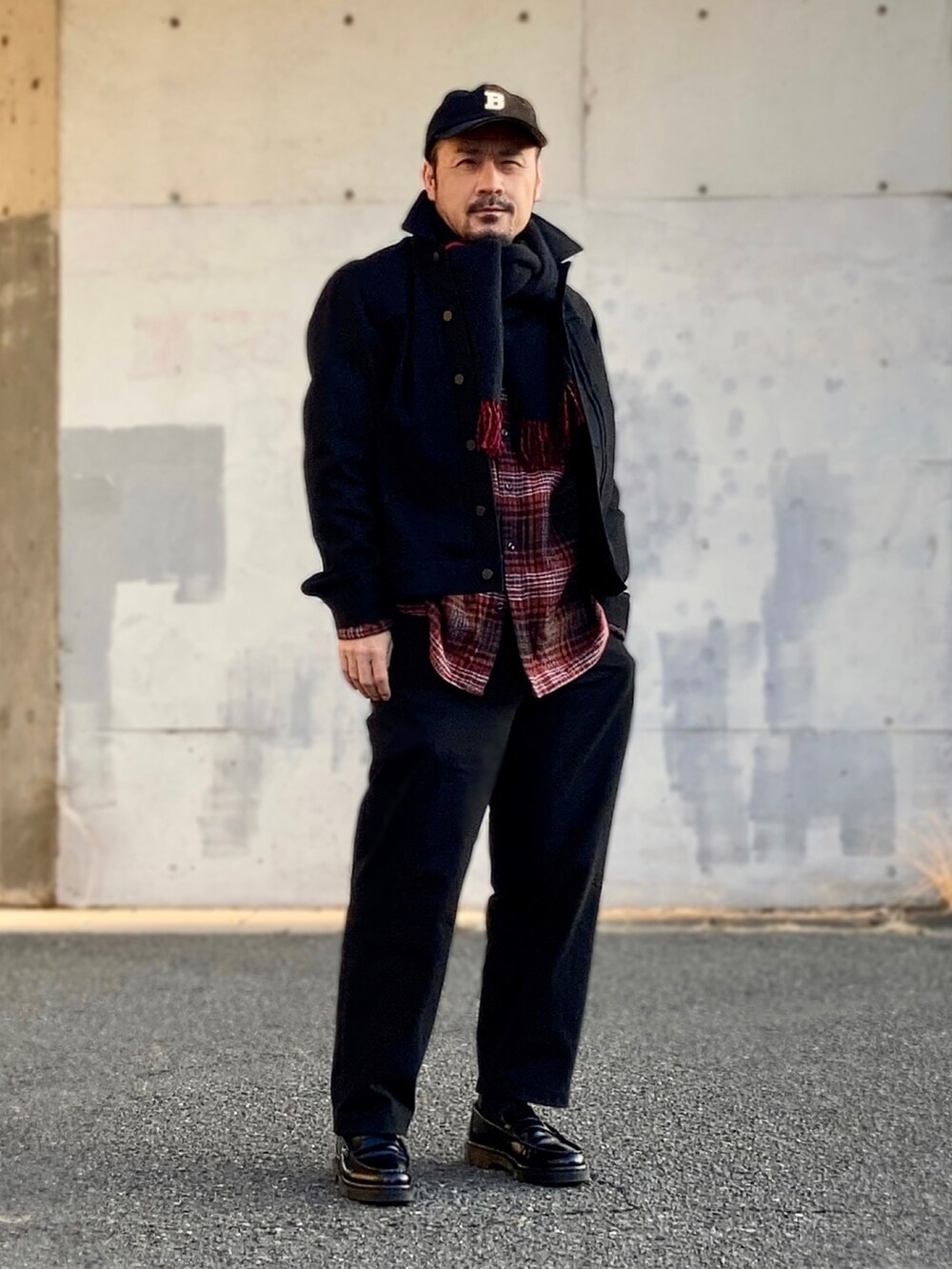 その他のシャツ/ブラウス、ブラック系のデニムジャケット、ブラック系のパンツを着用したメンズの冬コーディネートの4枚目の写真