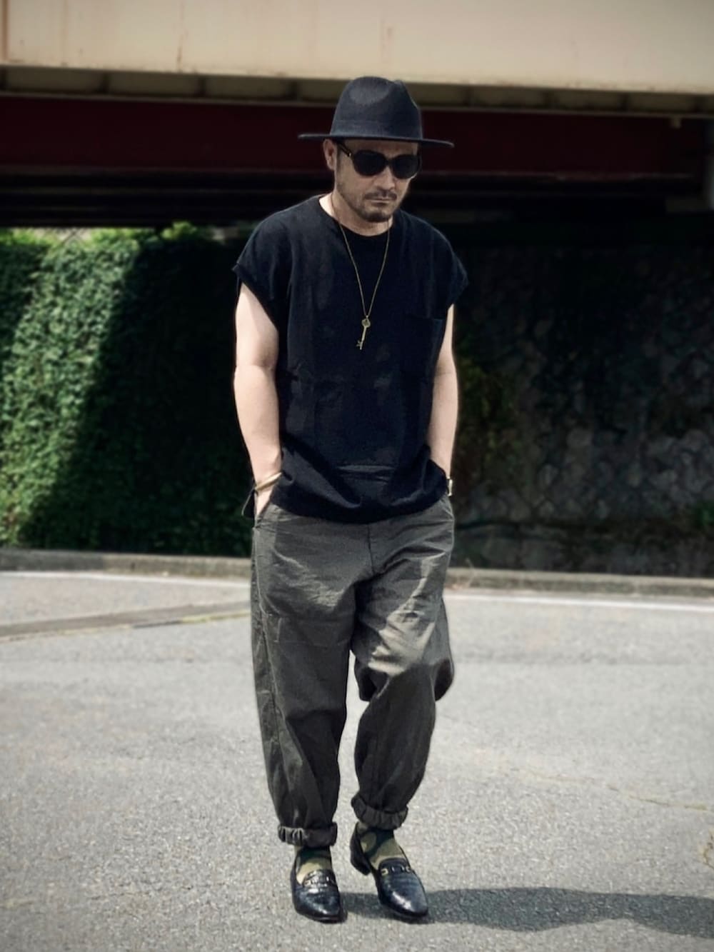 ブラック系のその他トップス、グリーン系のその他パンツ、ブラック系のローファーを着用したメンズの夏コーディネートの3枚目の写真