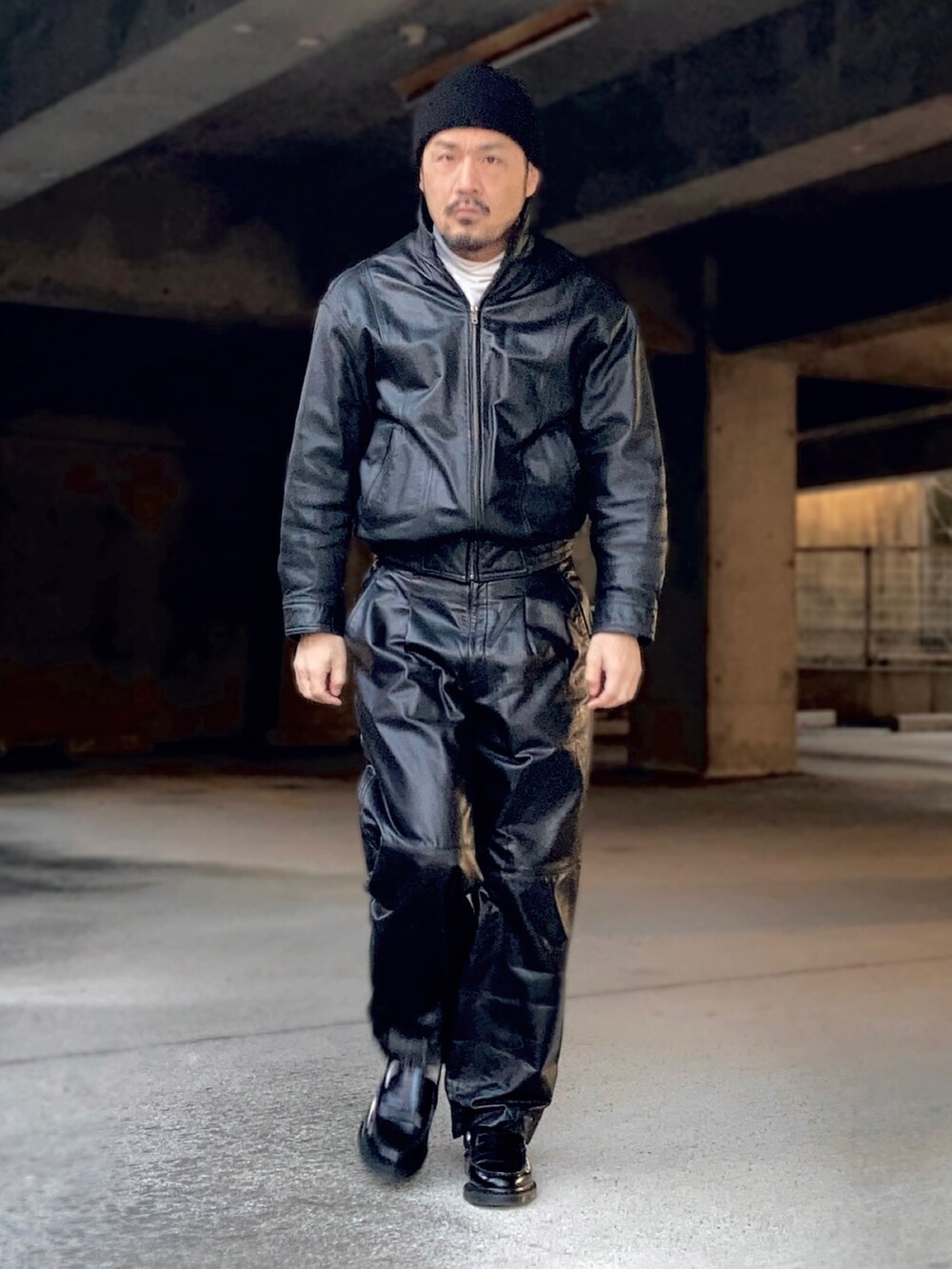 ホワイト系のTシャツ/カットソー、ブラック系のブルゾン、ブラック系のその他パンツを着用したメンズの冬コーディネートの2枚目の写真