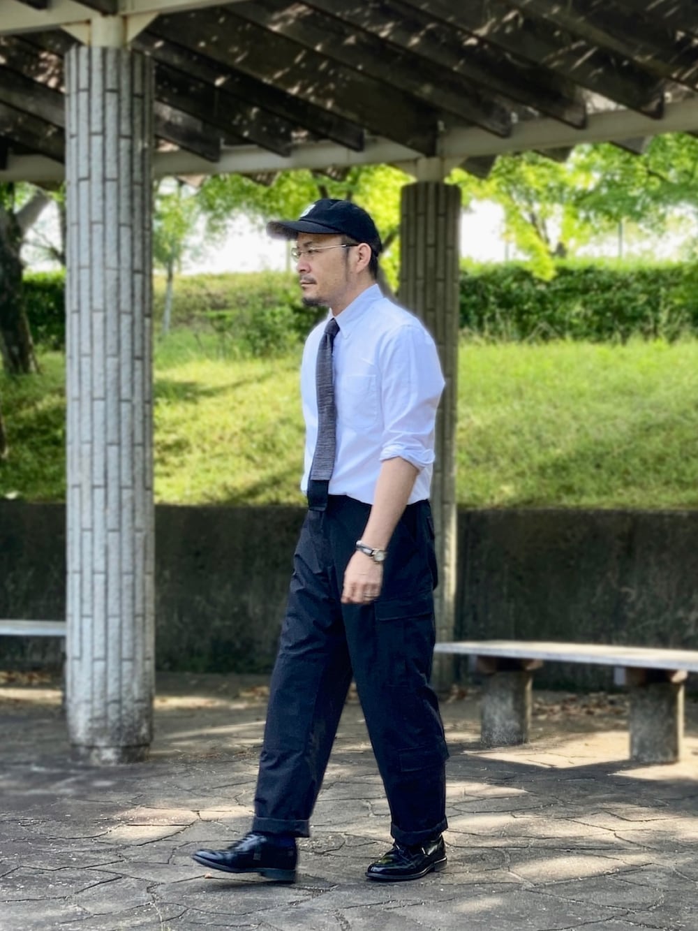 「夏のコスメと服、メンズコスメ、初夏コーデ、夏コーデ、メガネ男子、ネクタイコーデ、ニットタイ、カーゴパンツ、キャップ、シャツスタイル、ミリタリーコーデ、アメトラ、アイビー、タックイン、ロールアップ」｜「FAIRFAXのfairfax for thomas mason oxford BD size L古着（シャツ/ブラウス、ホワイト系）」を使った、koppaさん（メンズ・169cm）の春コーディネートの3枚目の写真
