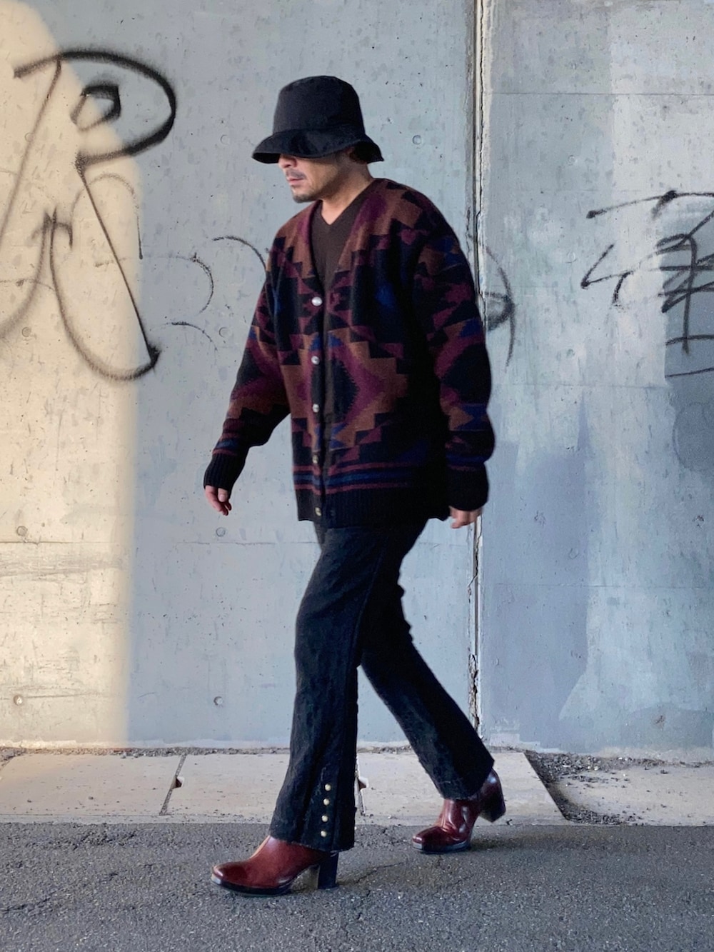 ブラック系のカーディガン/ボレロ、ブラウン系のニット/セーター、ブラック系のその他パンツを着用したメンズの秋コーディネートの3枚目の写真