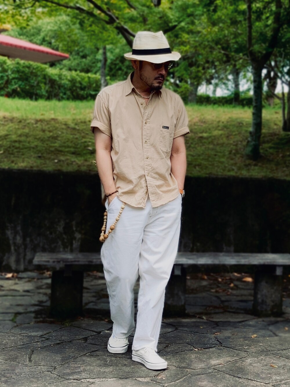 ベージュ系のシャツ/ブラウス、ホワイト系のデニムパンツ、ホワイト系のスニーカーを着用したメンズの夏コーディネートの3枚目の写真