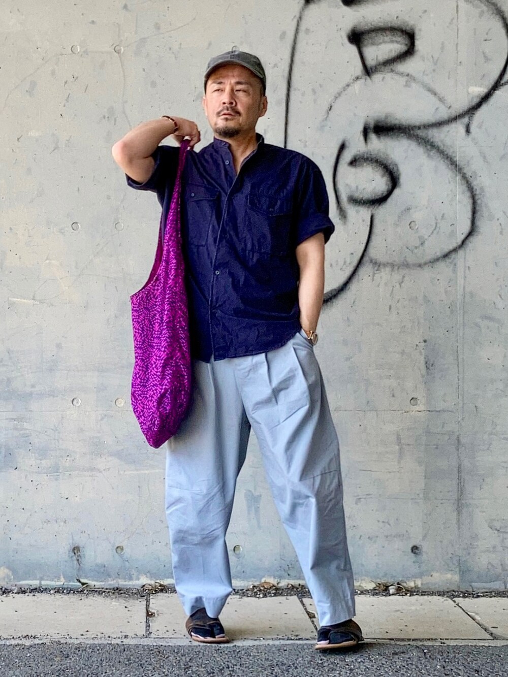 ブルー系のシャツ/ブラウス、グレー系のパンツ、ブラウン系のサンダルを着用したメンズの春コーディネートの2枚目の写真