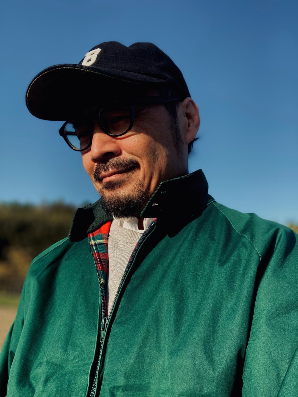 ホワイト系のシャツ/ブラウス、グレー系のスウェット、グリーン系のブルゾンを着用したメンズの秋コーディネートの5枚目の写真