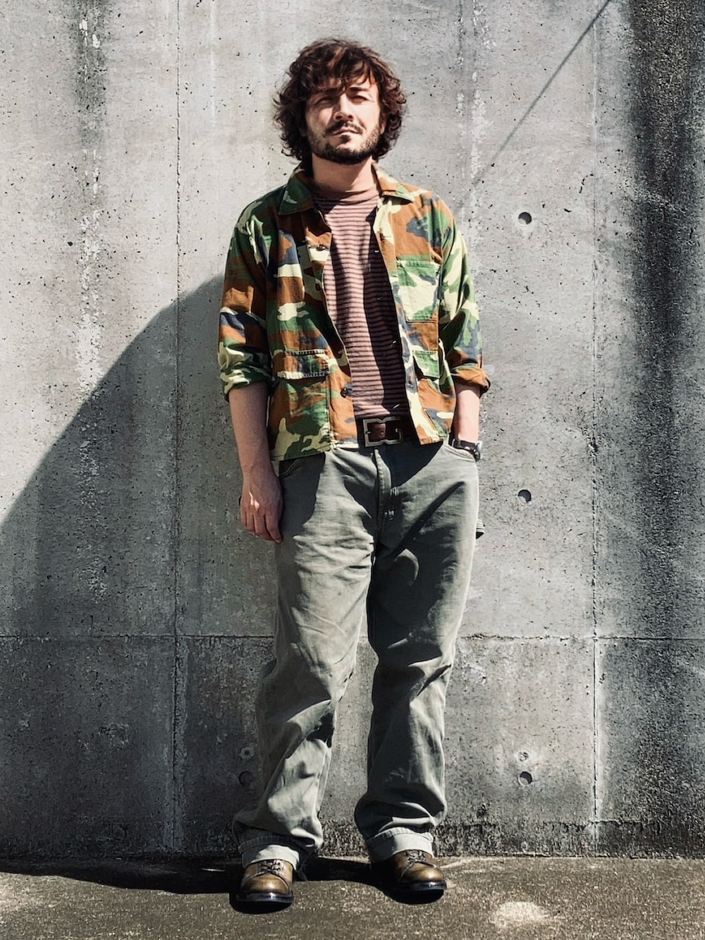 ブラウン系のTシャツ/カットソー、グリーン系のその他パンツ、グリーン系のシャツ/ブラウスを着用したメンズの秋コーディネートの4枚目の写真