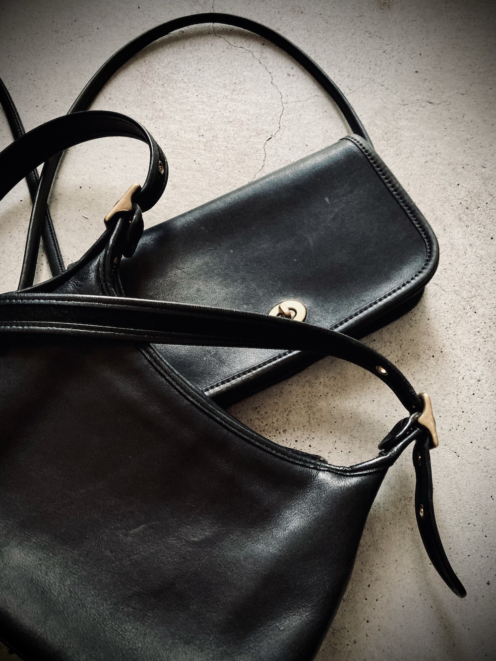 ホワイト系のニット/セーター、ブルー系のその他アウター、ブルー系のデニムパンツを着用したメンズの秋コーディネートの5枚目の写真