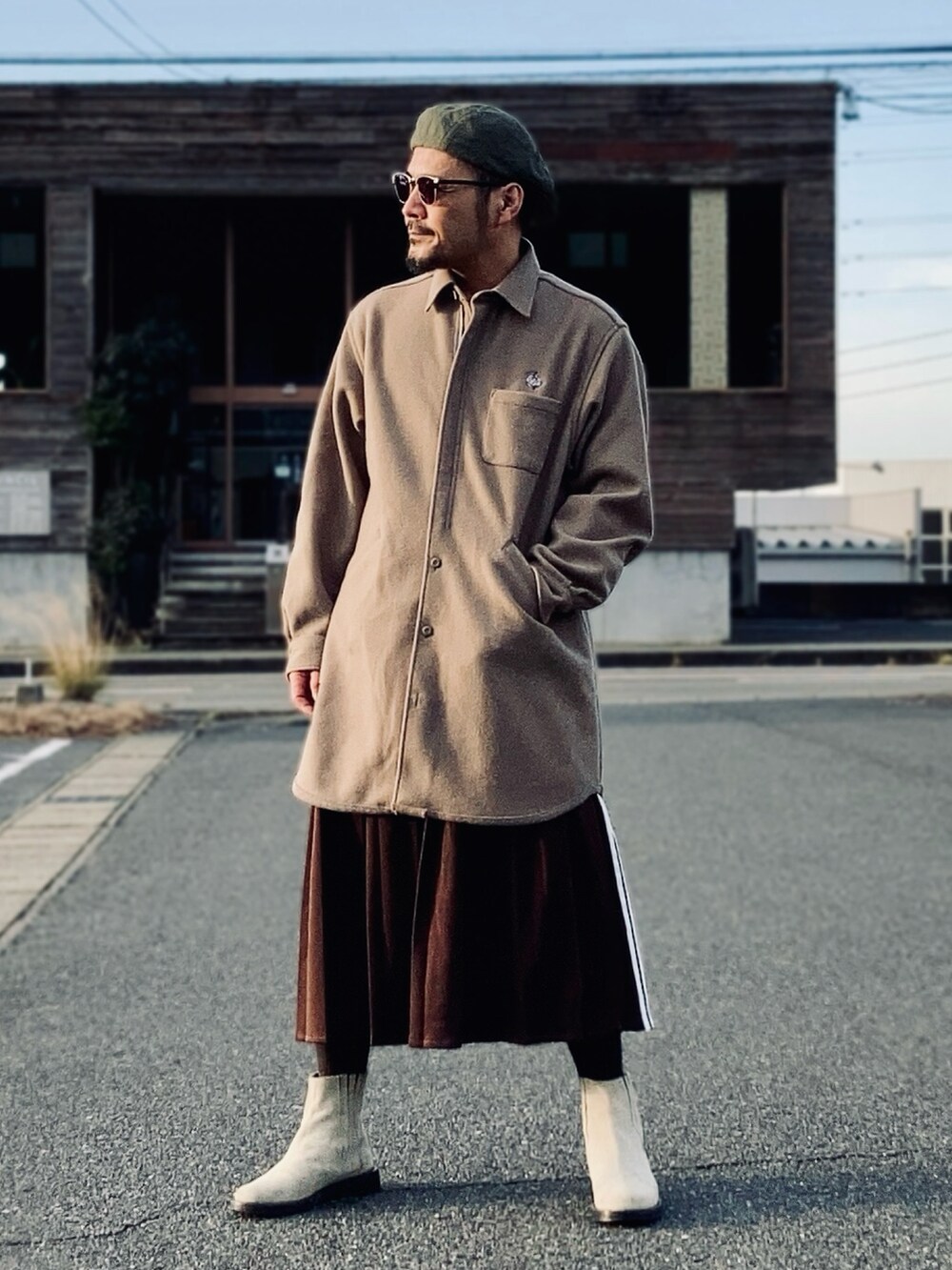 ブラウン系のスカート、ベージュ系のシャツ/ブラウス、ベージュ系のブーツを着用したメンズの冬コーディネートの2枚目の写真