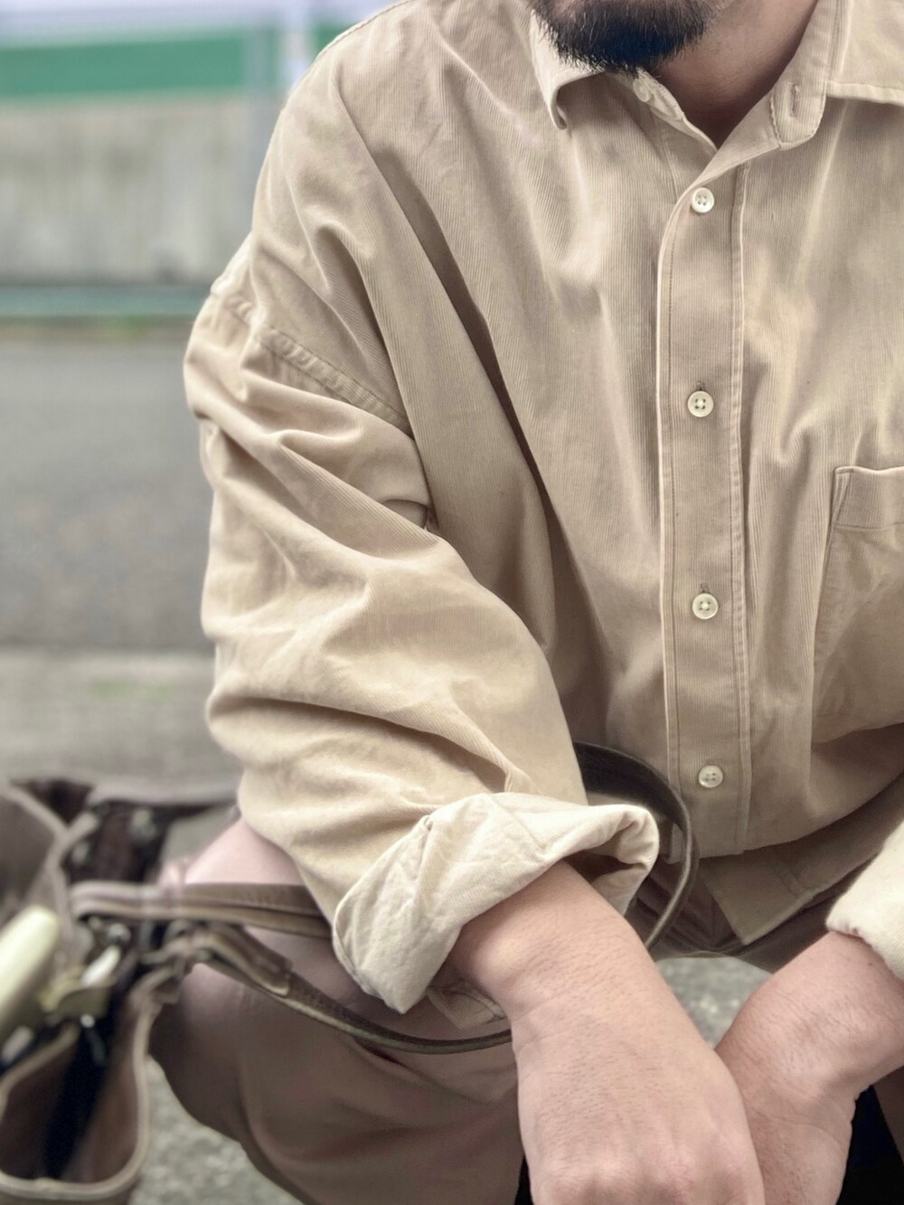 ベージュ系のシャツ/ブラウス、ピンク系のスラックス、ブラウン系のスリッポンを着用したメンズの春コーディネートの4枚目の写真