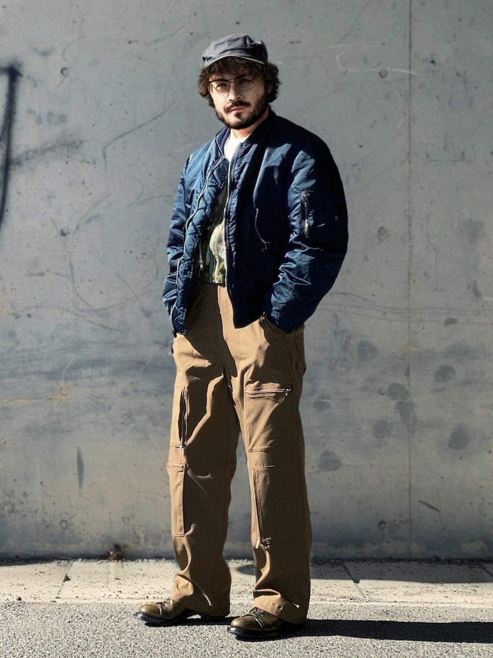 ブルー系のMA-1、ホワイト系のTシャツ/カットソー、グリーン系のベストを着用したメンズの秋コーディネートの4枚目の写真