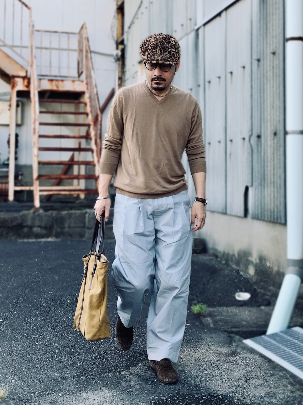 「秋コーデ、トートバッグ、バギーパンツ、ワイドテーパードパンツ、バルーンパンツ、ワークスタイル、ハンチング、オペラパンプス、UNIQLO、Vネック、ニット/セーター、レオパード柄、キャメル、ブルーグレー、SHINYA KOZUKA」｜「SHINYAKOZUKAの21SS バギーパンツ ライトグレー size XS（パンツ、グレー系）」を使った、koppaさん（メンズ・169cm）の秋コーディネートの3枚目の写真