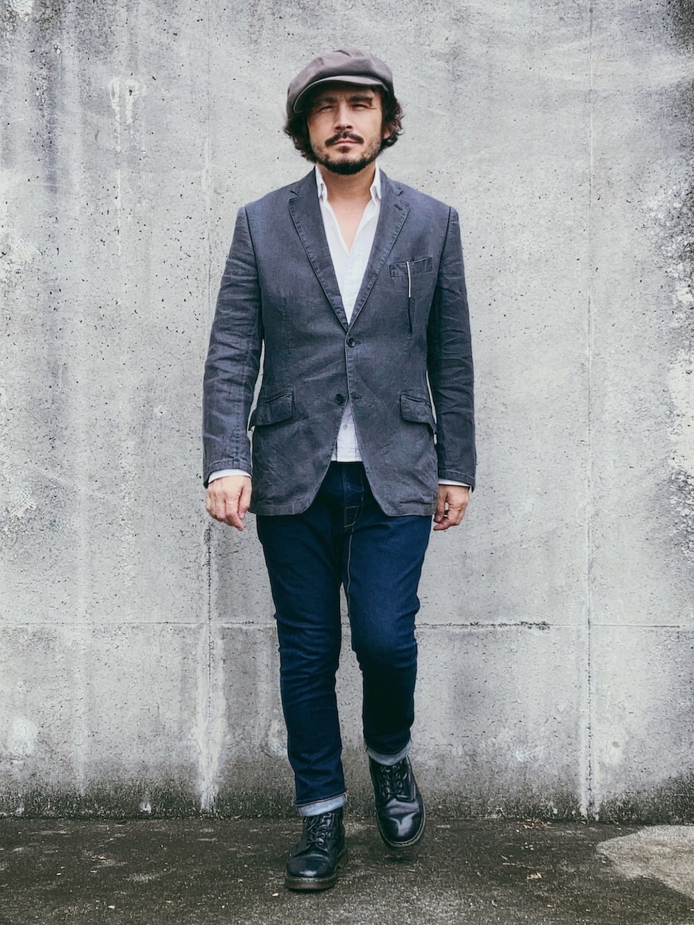 ホワイト系のシャツ/ブラウス、グレー系のテーラードジャケット、ブルー系のデニムパンツを着用したメンズの秋コーディネートの2枚目の写真