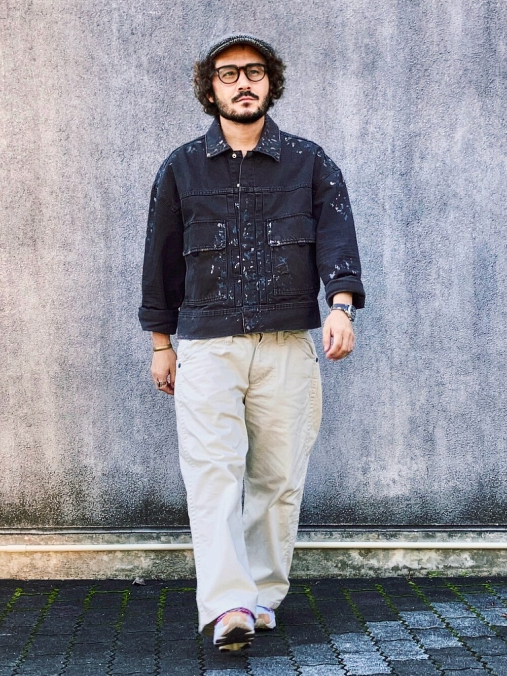 ブラウン系のデニムジャケット、ホワイト系のデニムパンツ、レッド系のスニーカーを着用したメンズの秋コーディネートの4枚目の写真