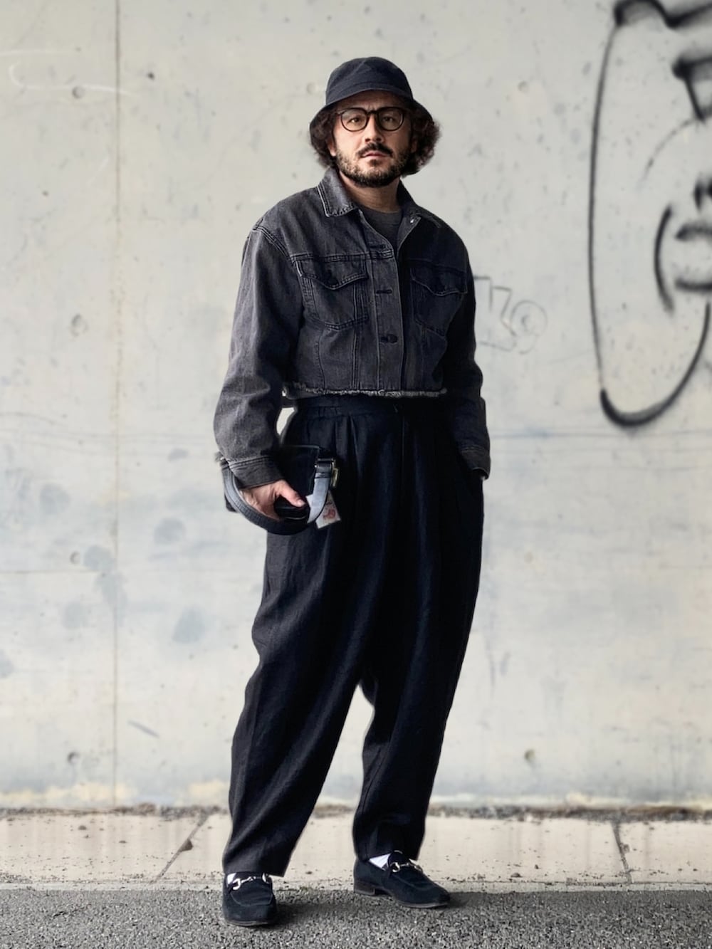 グレー系のデニムジャケット、ブラック系のその他パンツ、ブラック系のローファーを着用したメンズの春コーディネートの3枚目の写真